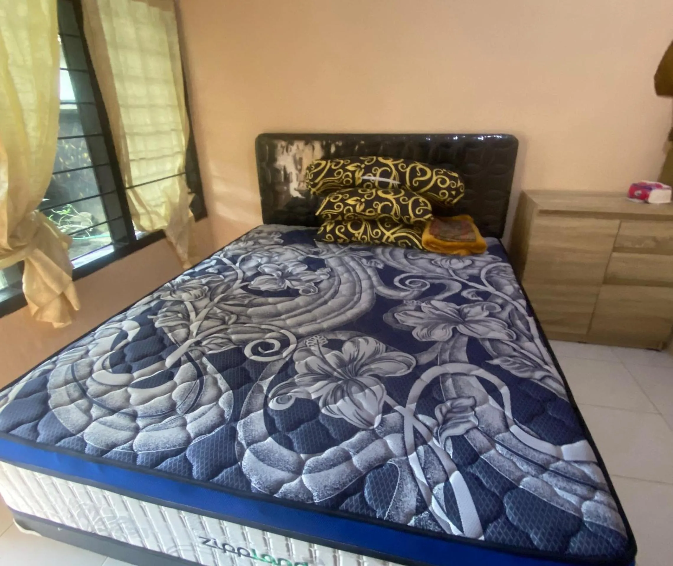 Bedroom, Bed in Hotel O Gians Homestay Near SMKN 2 Kuripan