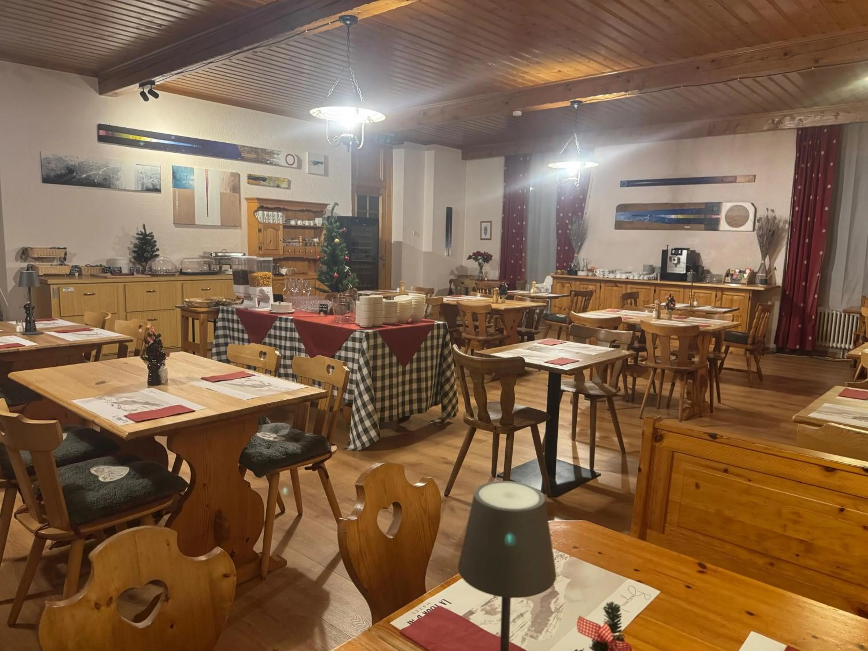 Restaurant/places to eat in Hotel La Tour d'Aï