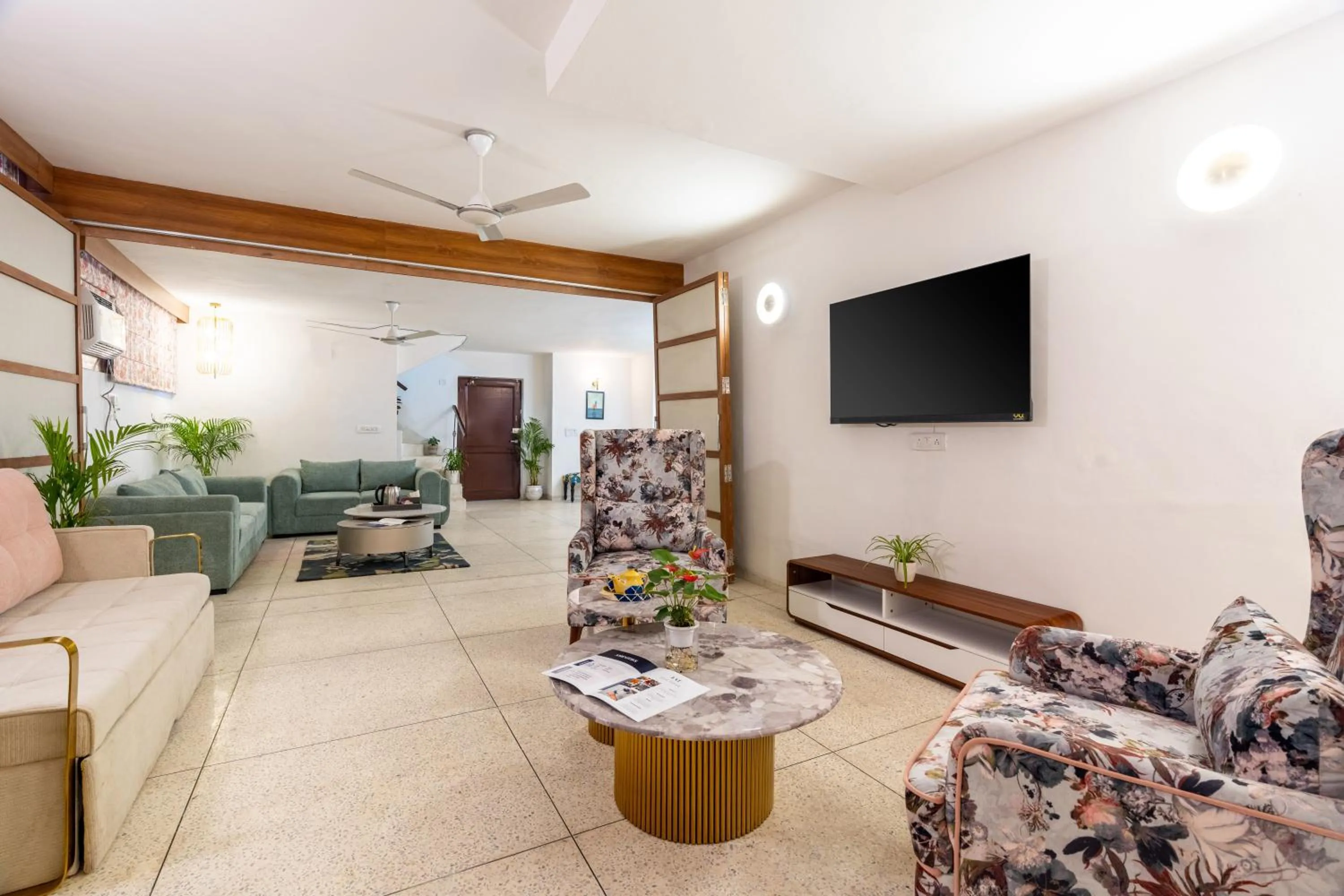 Communal lounge/ TV room in Homlee-Excellency Large 4BHK-South Delhi- NFC