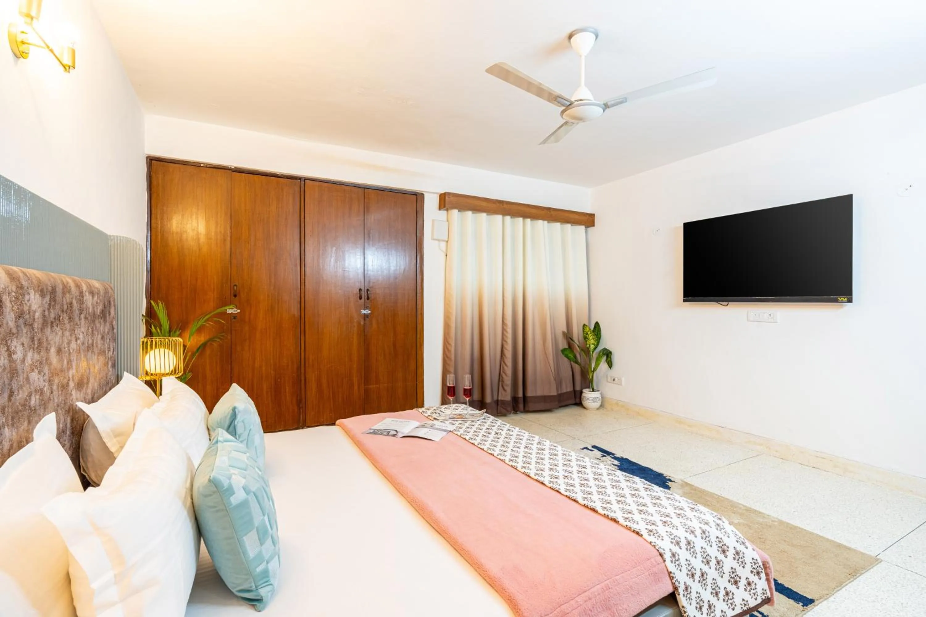 Bed in Homlee-Excellency Large 4BHK-South Delhi- NFC