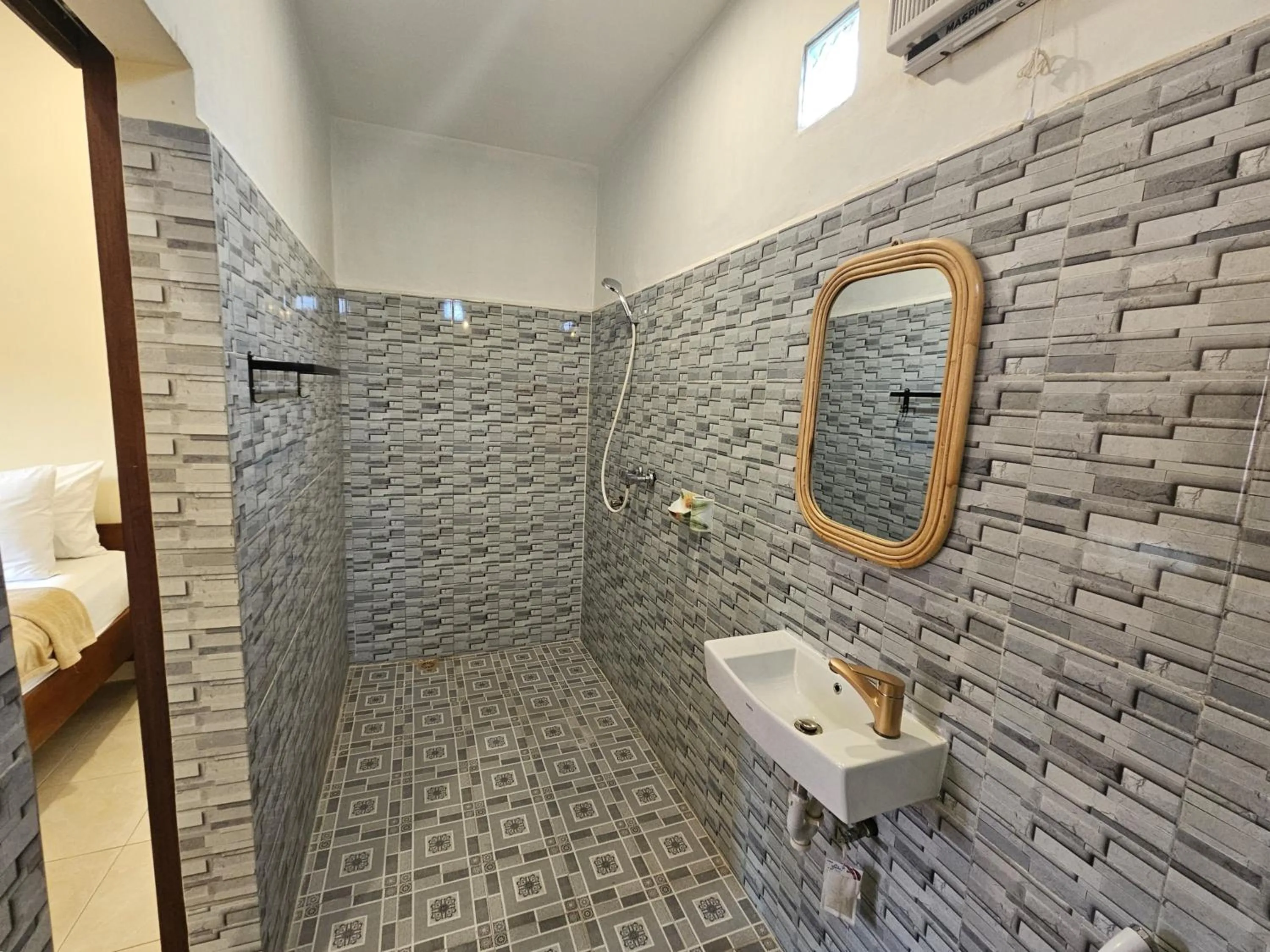 Shower in Risna Homestay