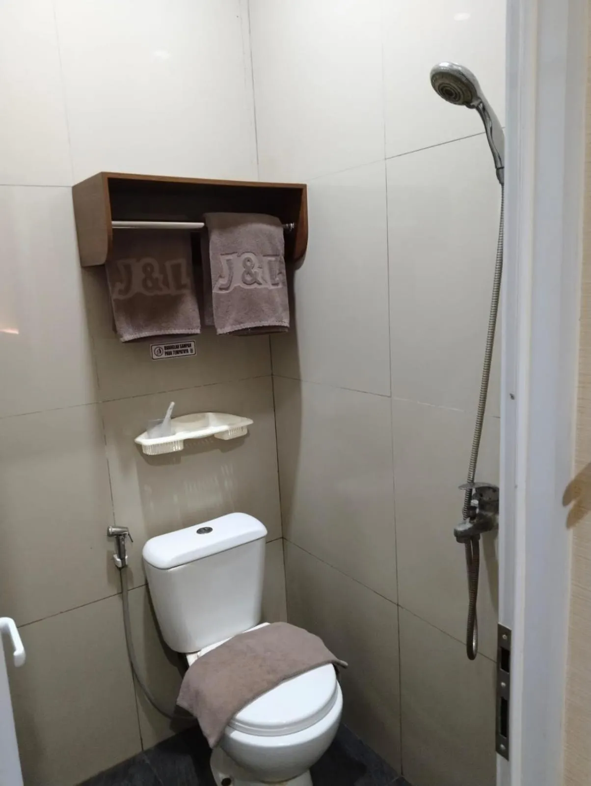 Bathroom in J&L Inn Semarang