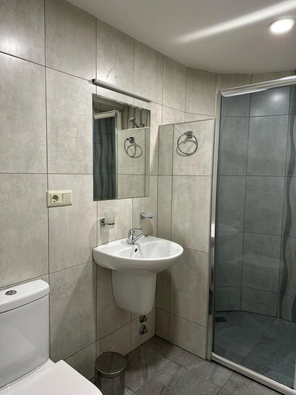 Shower in Red Fox Guesthouse