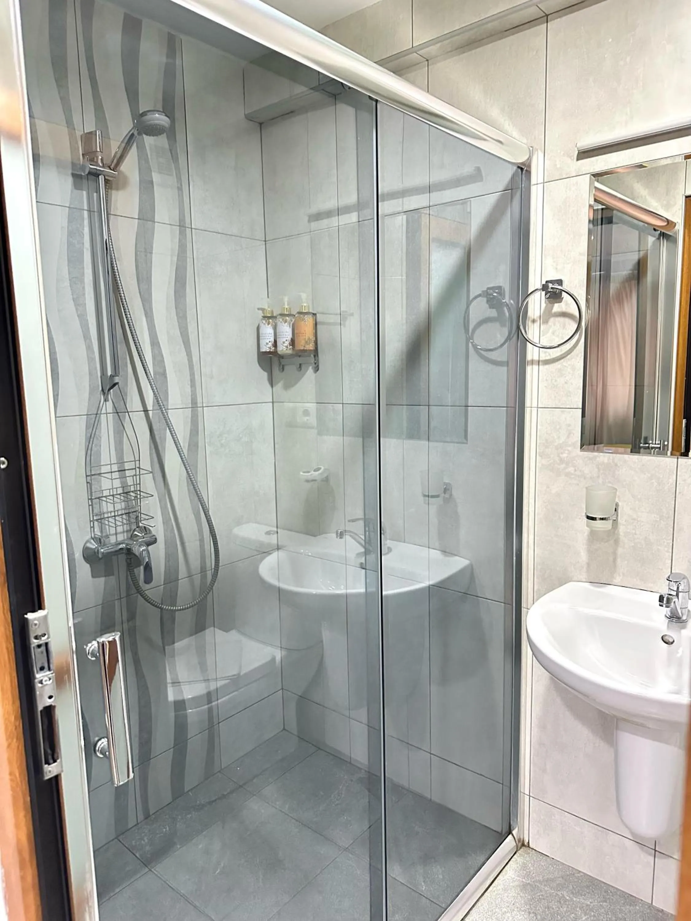Shower in Red Fox Guesthouse