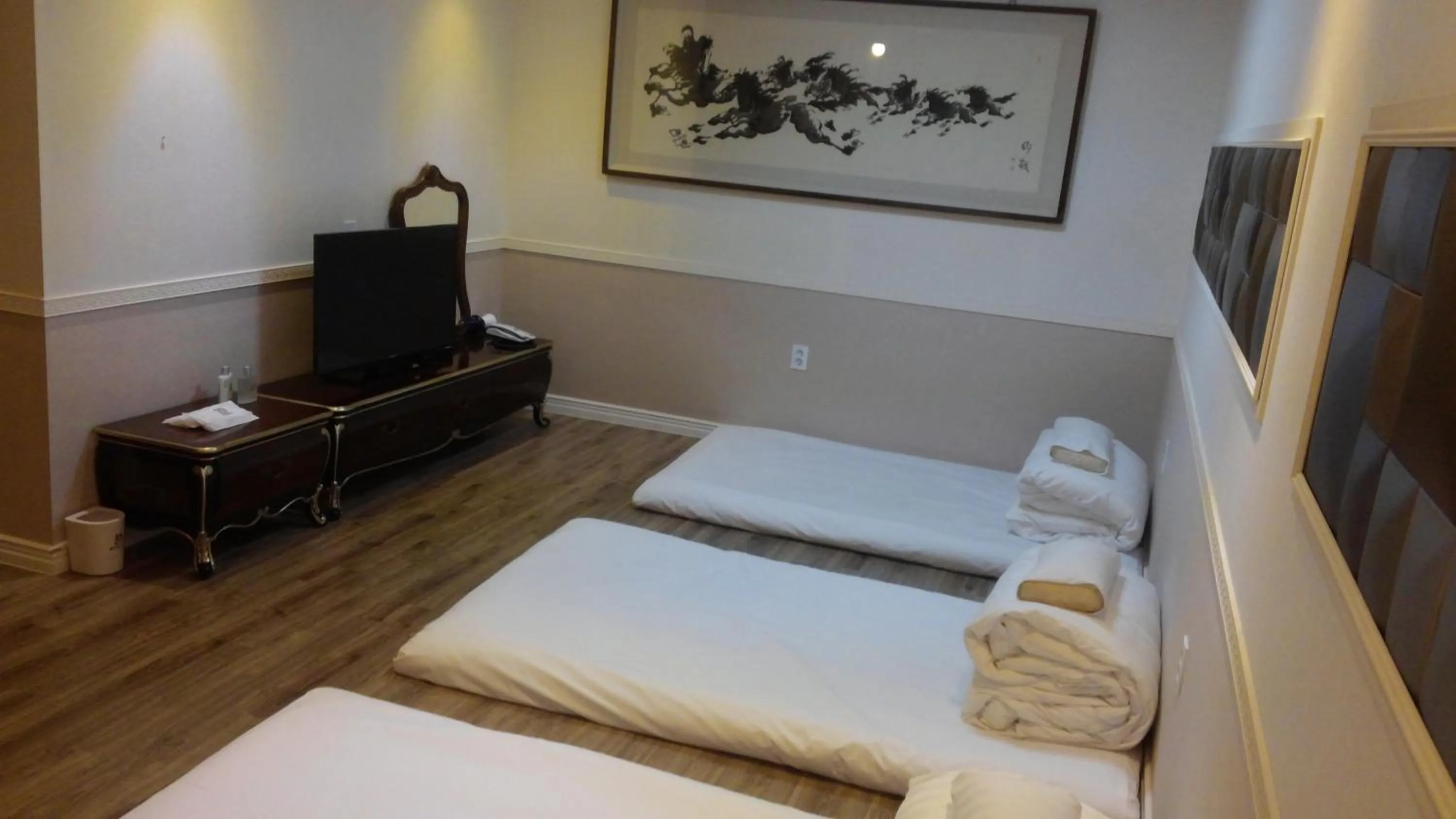 Bed in Dunsan Graytone Hotel