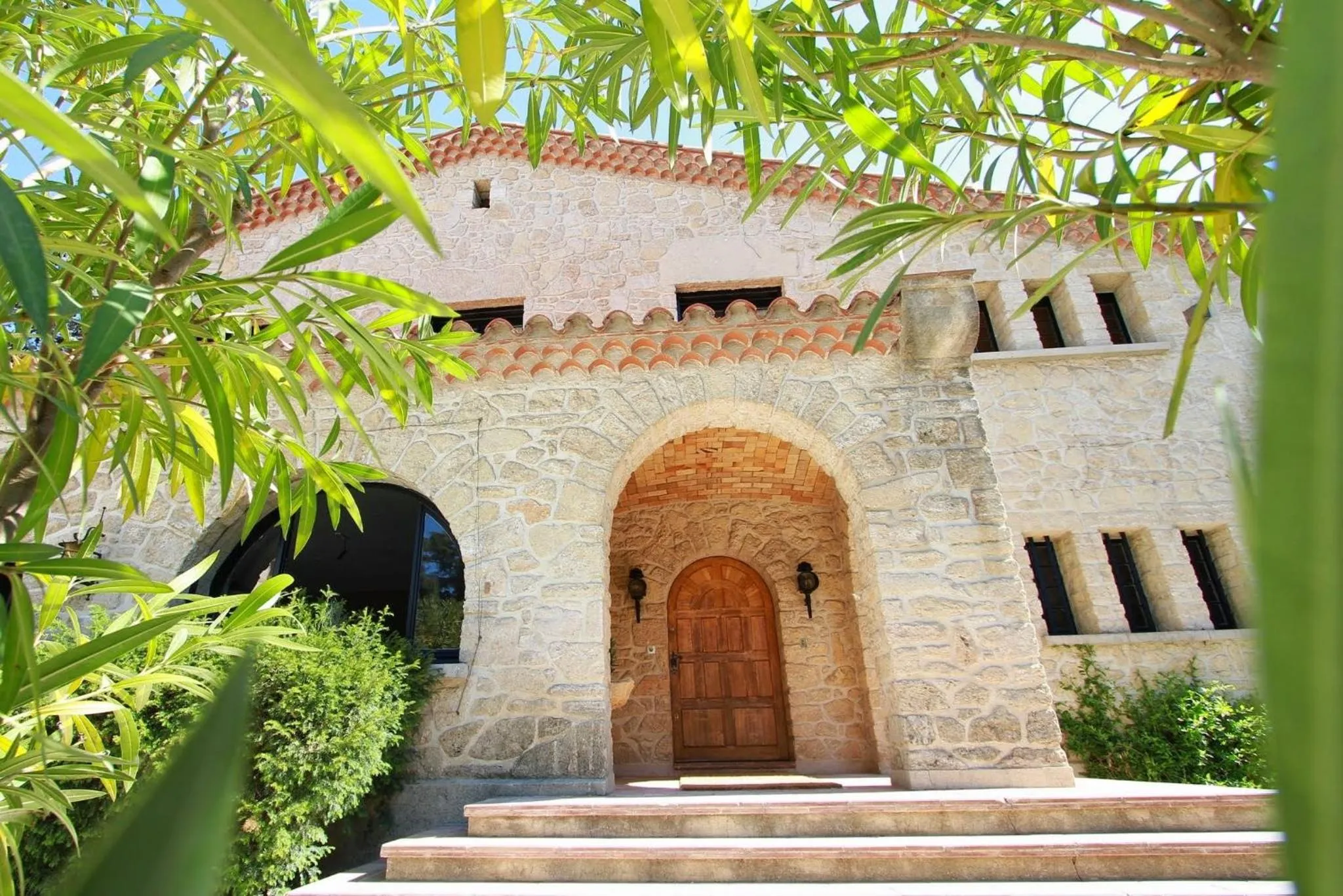 Property building in Le Sens Six