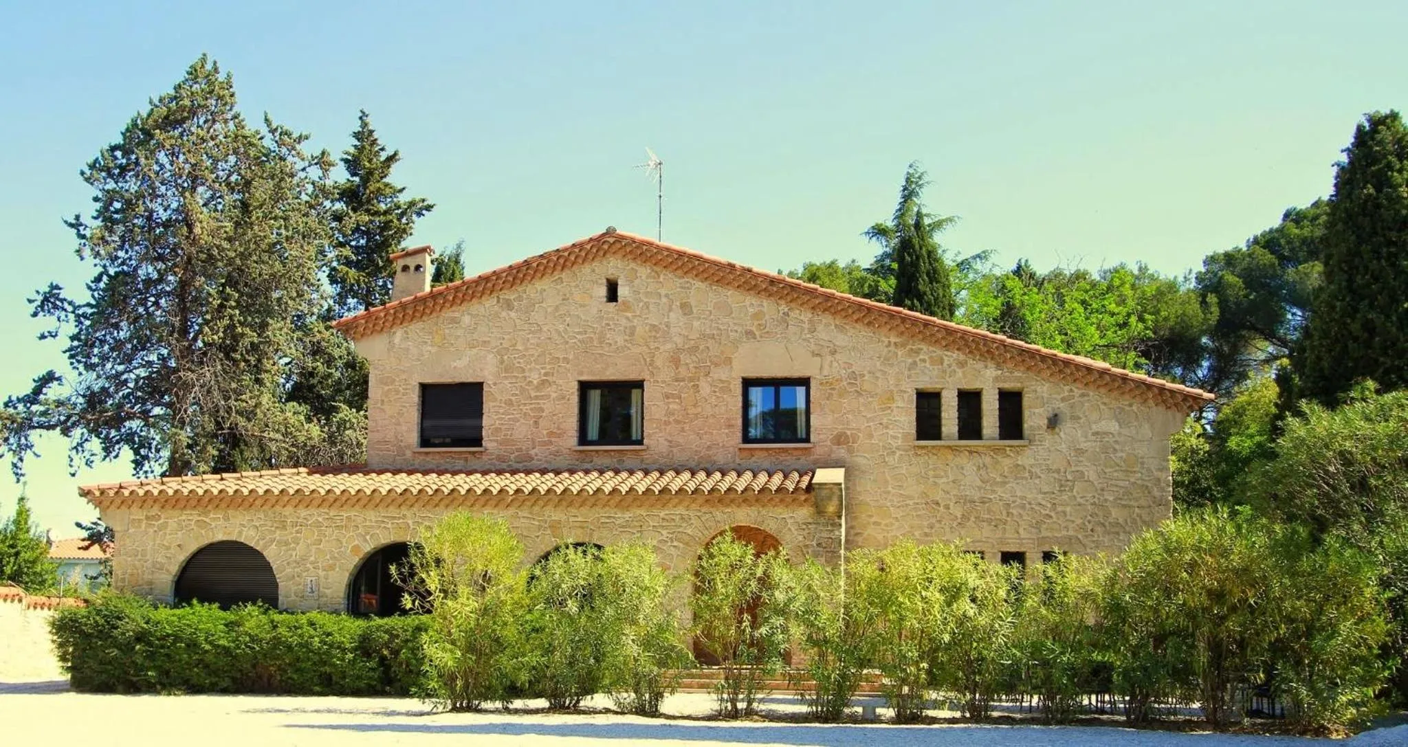 Property building in Le Sens Six