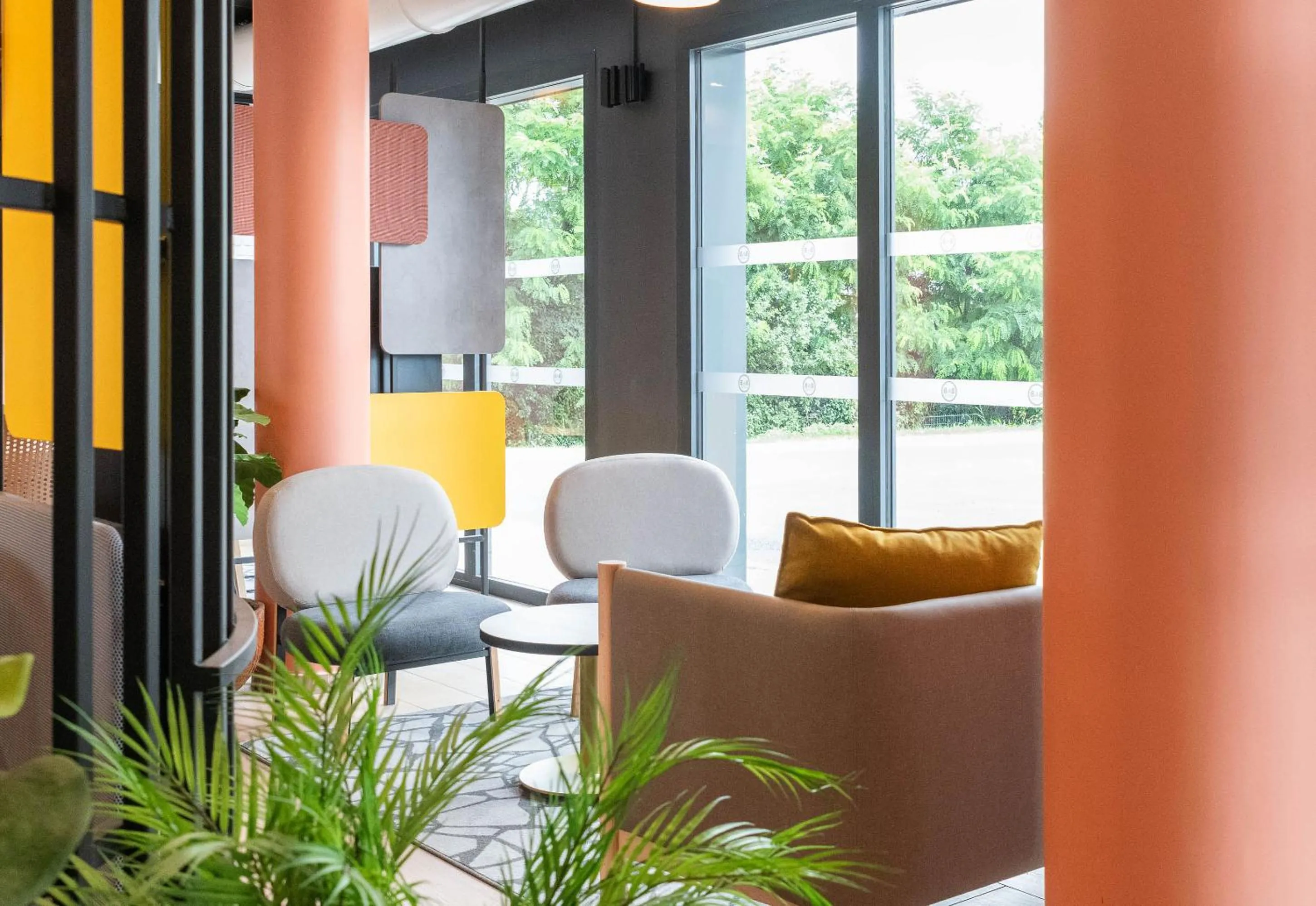 Seating area in B&B HOTEL Villefranche-sur-Saône Sud