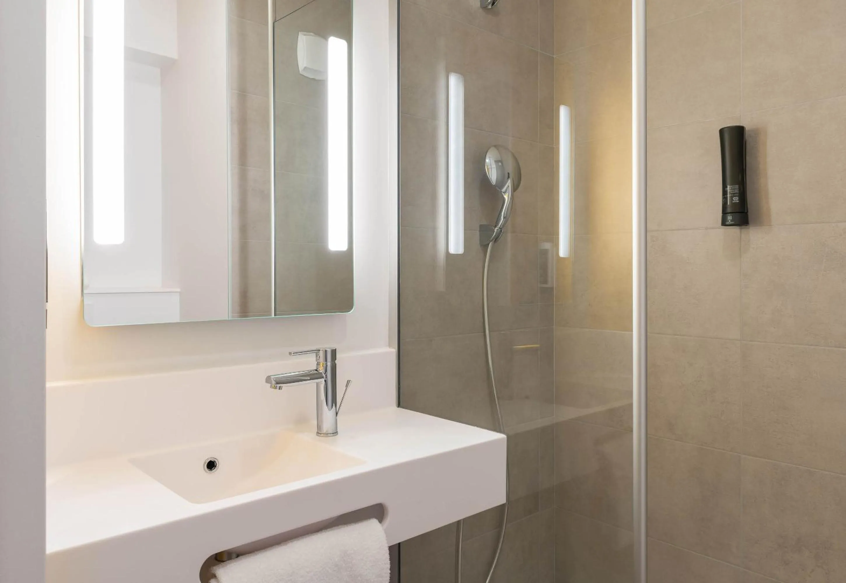 Bathroom in B&B HOTEL Villefranche-sur-Saône Sud