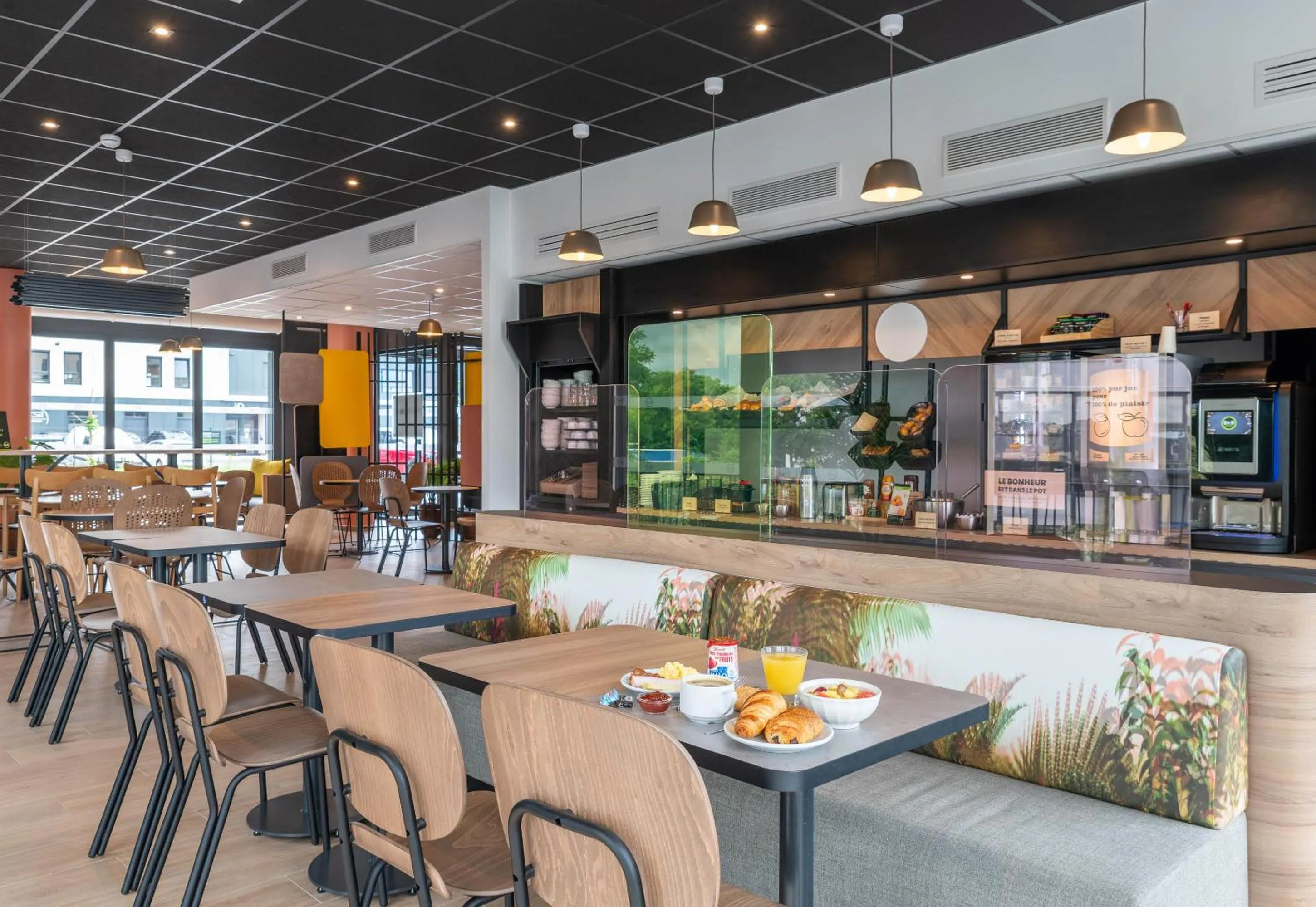 Restaurant/places to eat in B&B HOTEL Villefranche-sur-Saône Sud