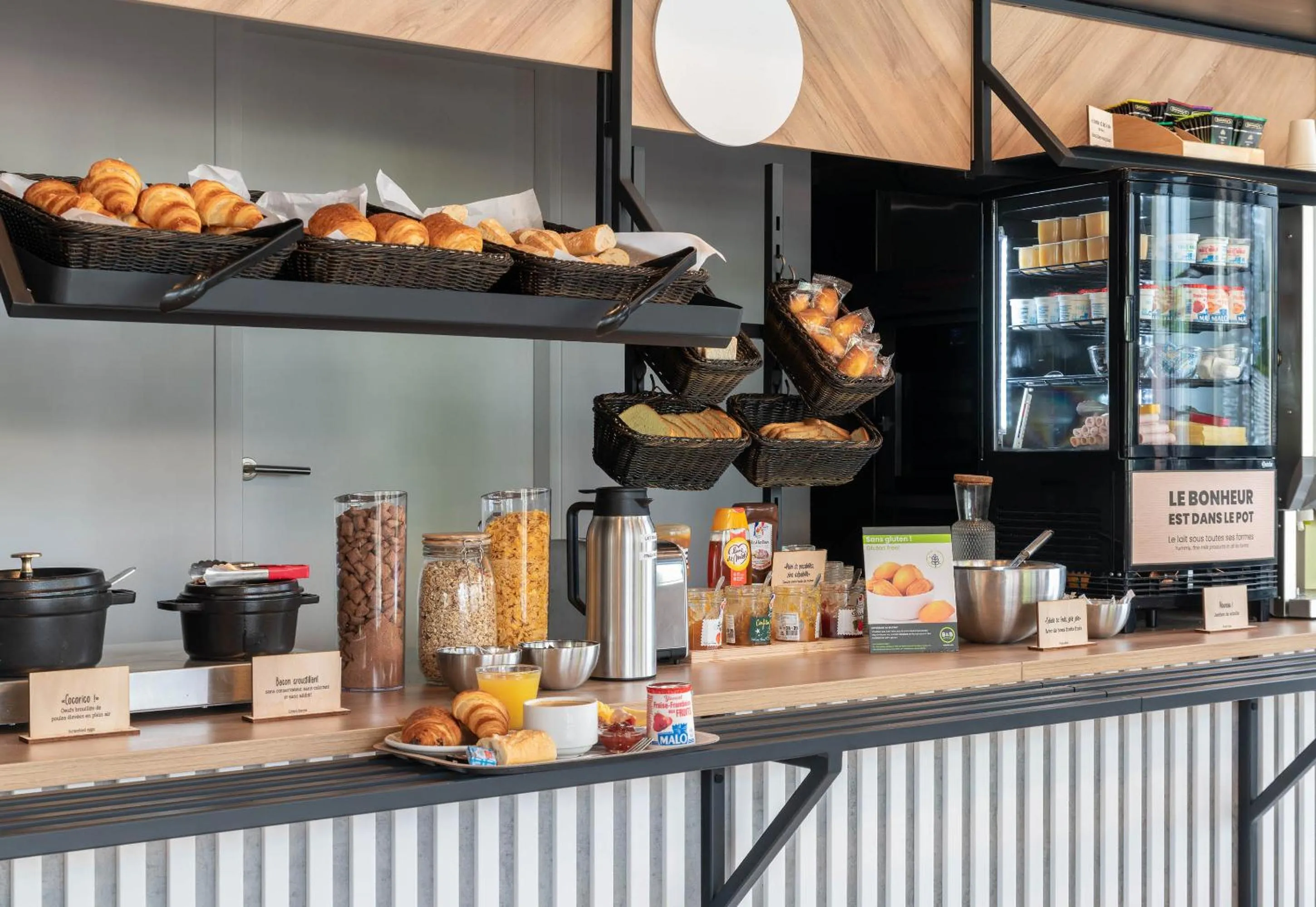 Buffet breakfast in B&B HOTEL Villefranche-sur-Saône Sud