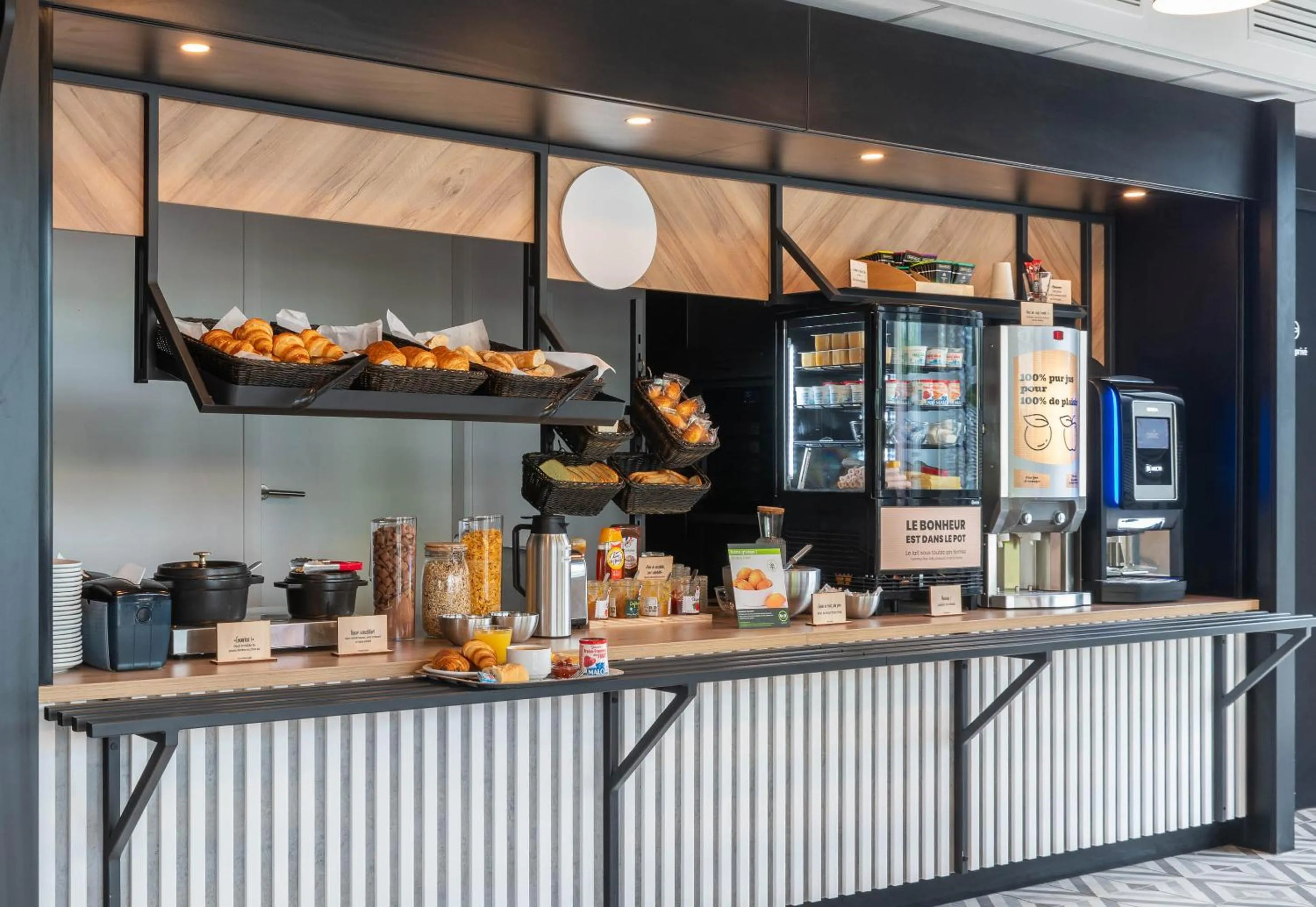 Buffet breakfast in B&B HOTEL Villefranche-sur-Saône Sud