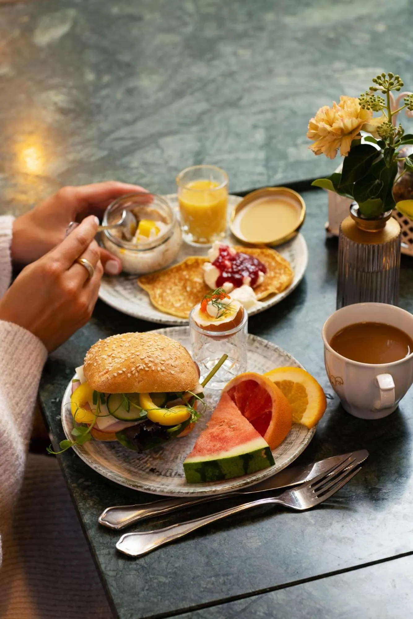 Breakfast in Strandflickornas Husen invid Havet