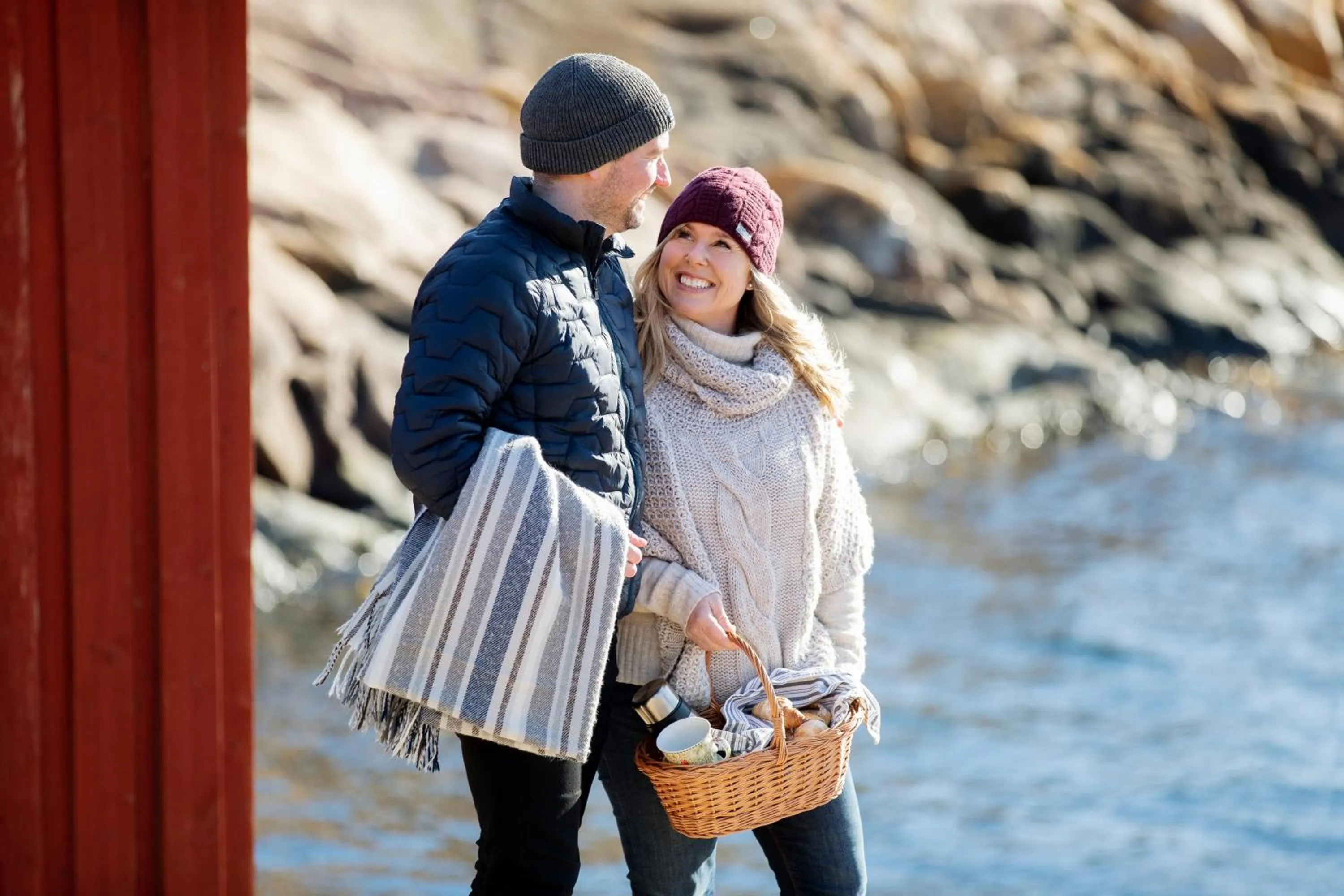 People in Strandflickornas Husen invid Havet