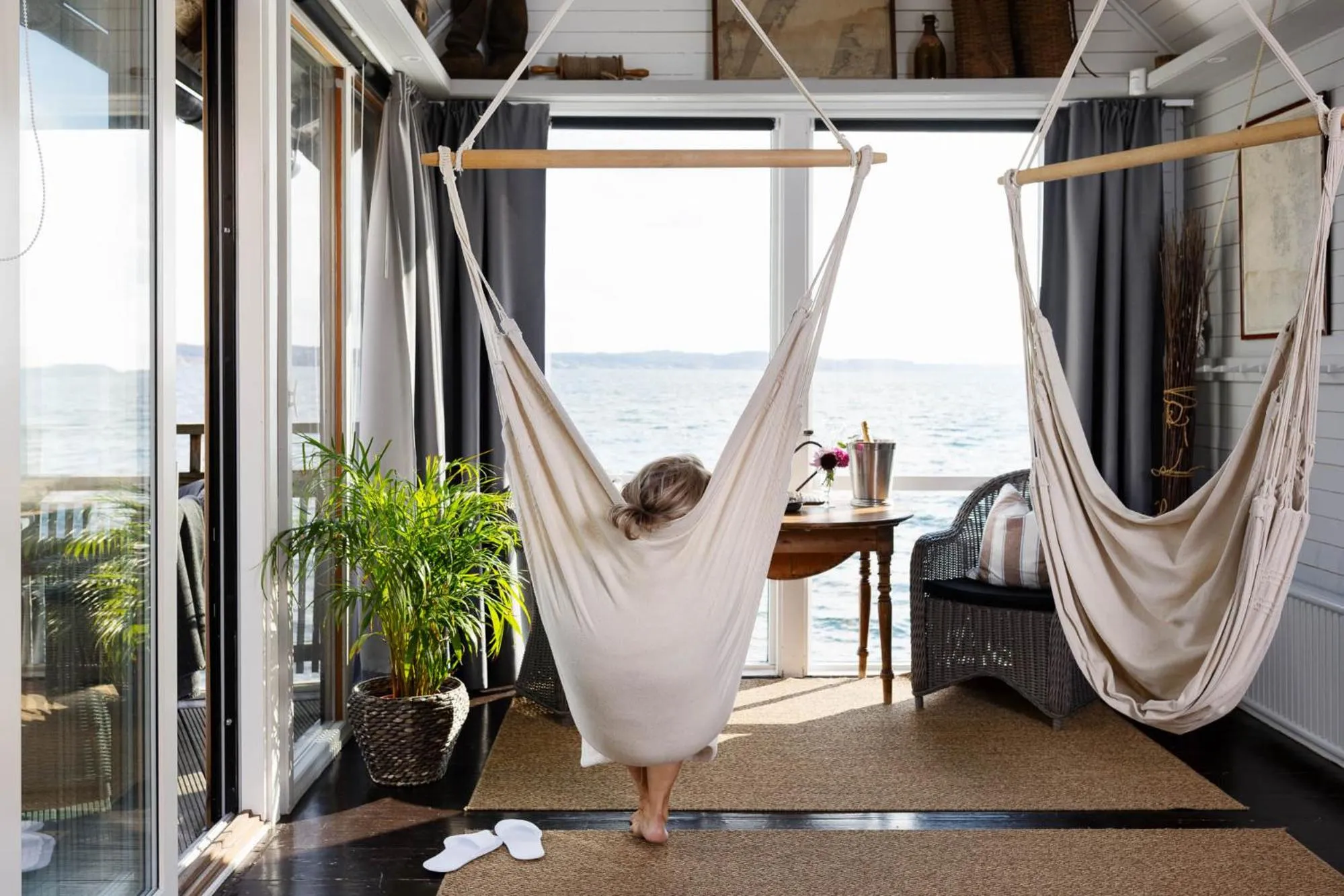 Property building, Bed in Strandflickornas Husen invid Havet