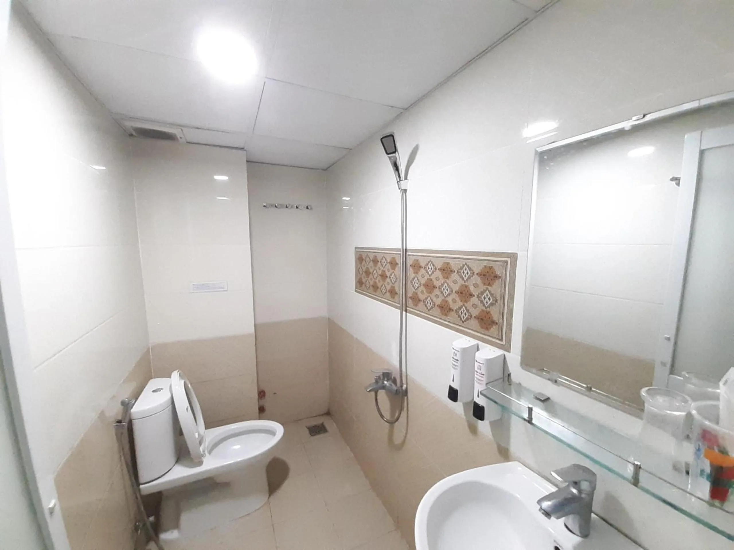 Bathroom in Capital O 1221 Thien An Hotel