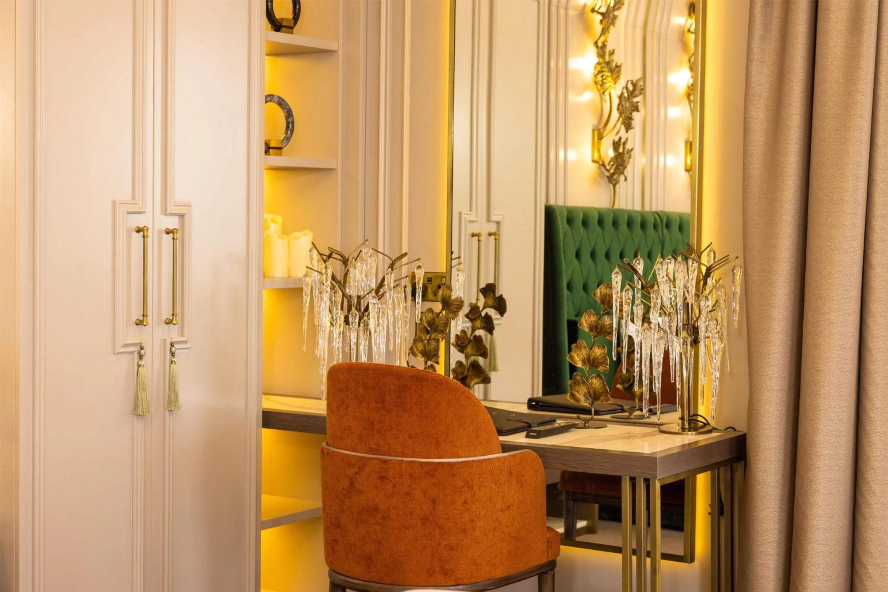 Living room in Dover Marina Hotel & Spa, Tapestry Collection by Hilton