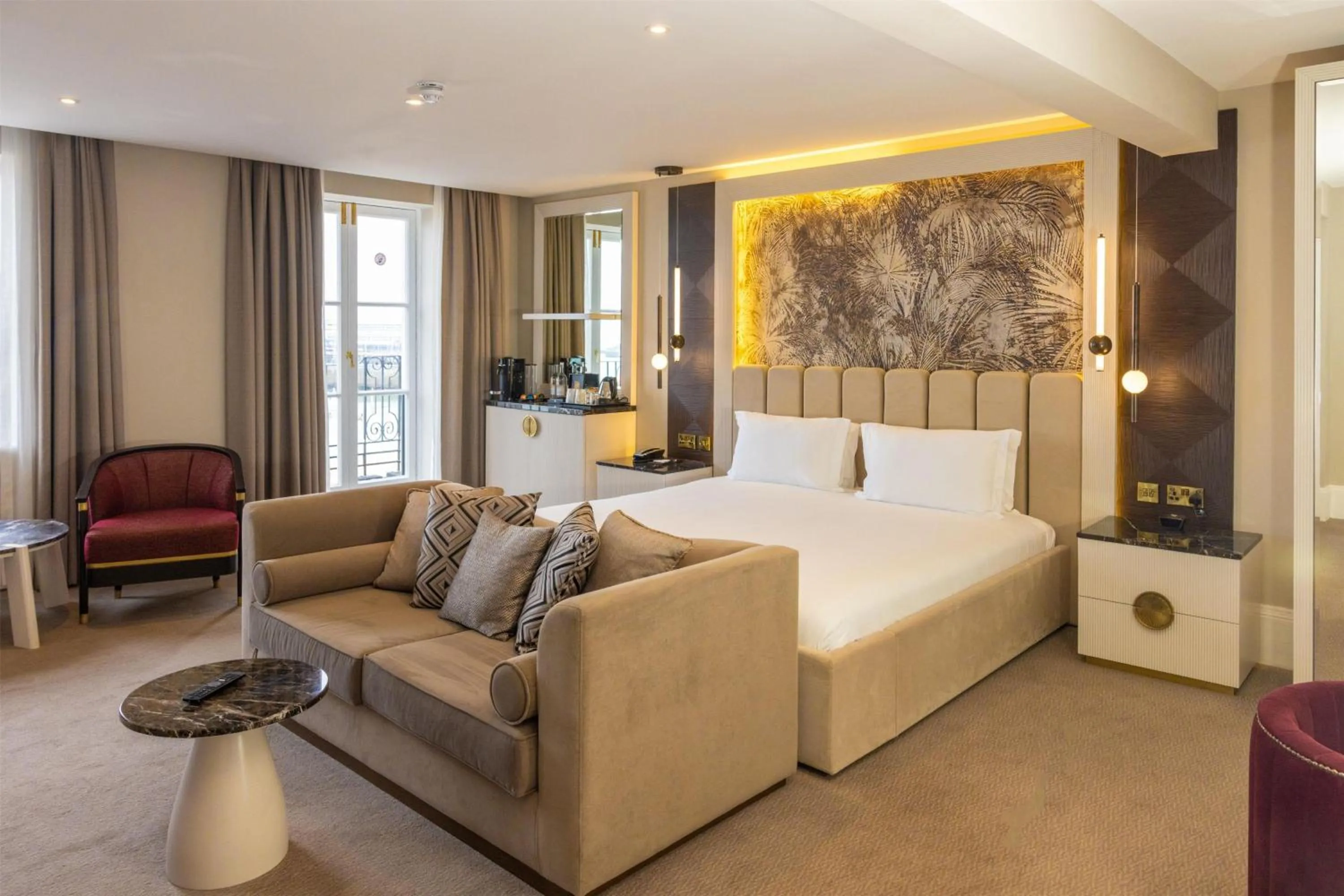 Living room, Bed in Dover Marina Hotel & Spa, Tapestry Collection by Hilton