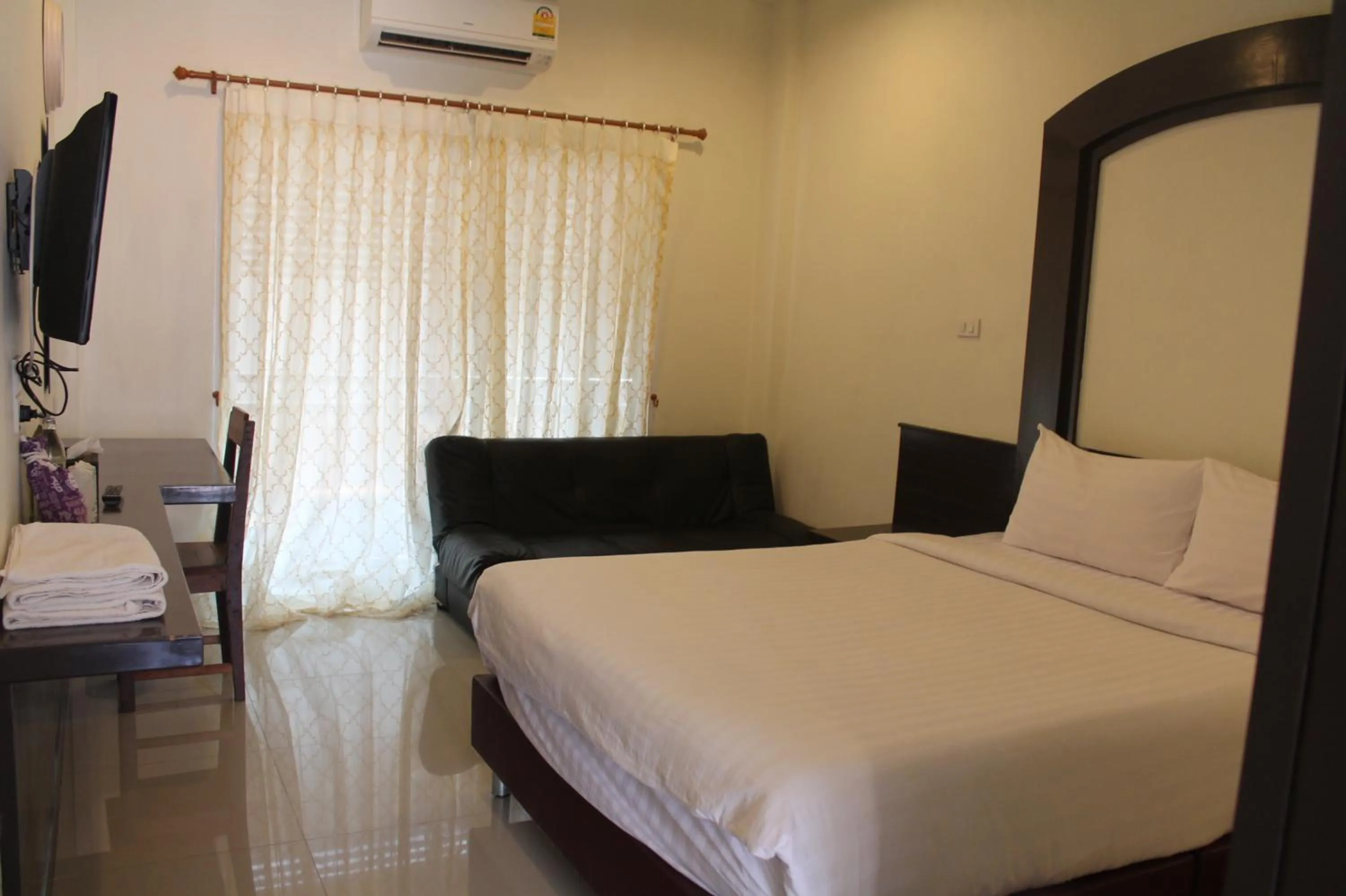 Day, Bed in Huen Chan Thip