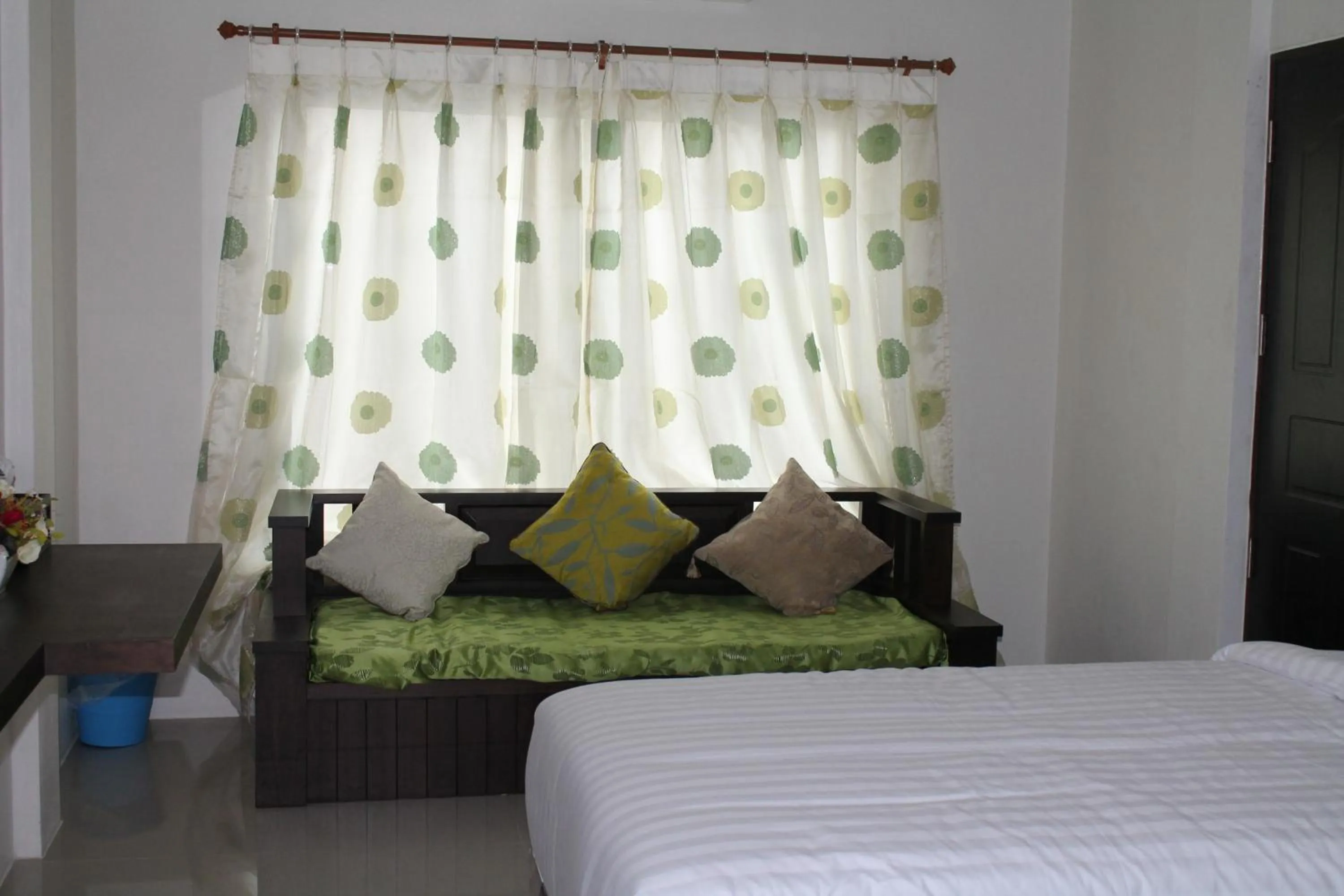 Photo of the whole room, Bed in Huen Chan Thip