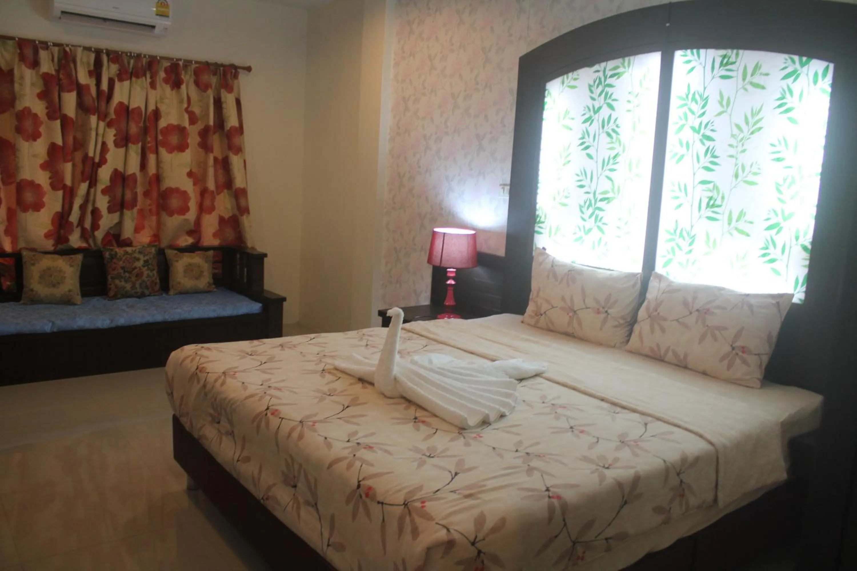 Photo of the whole room, Bed in Huen Chan Thip