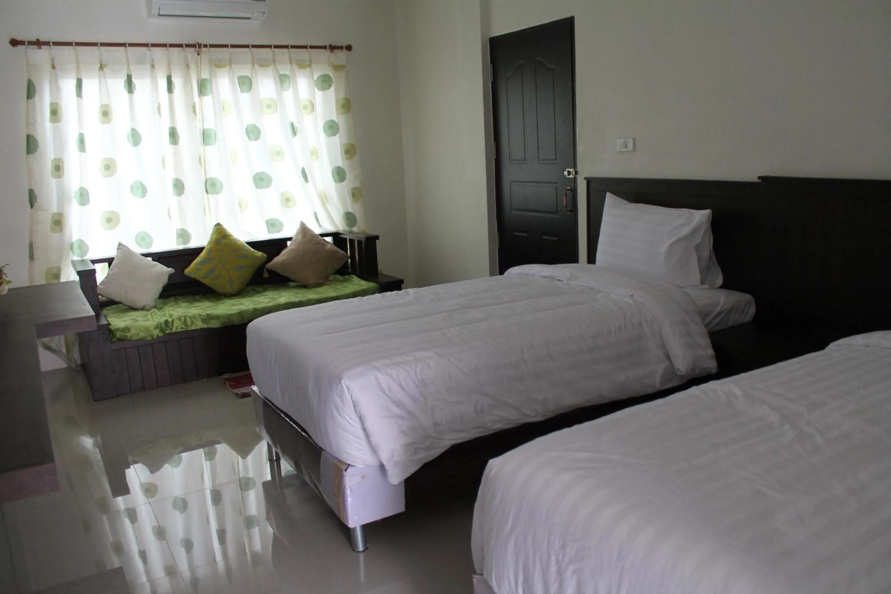 Photo of the whole room, Bed in Huen Chan Thip