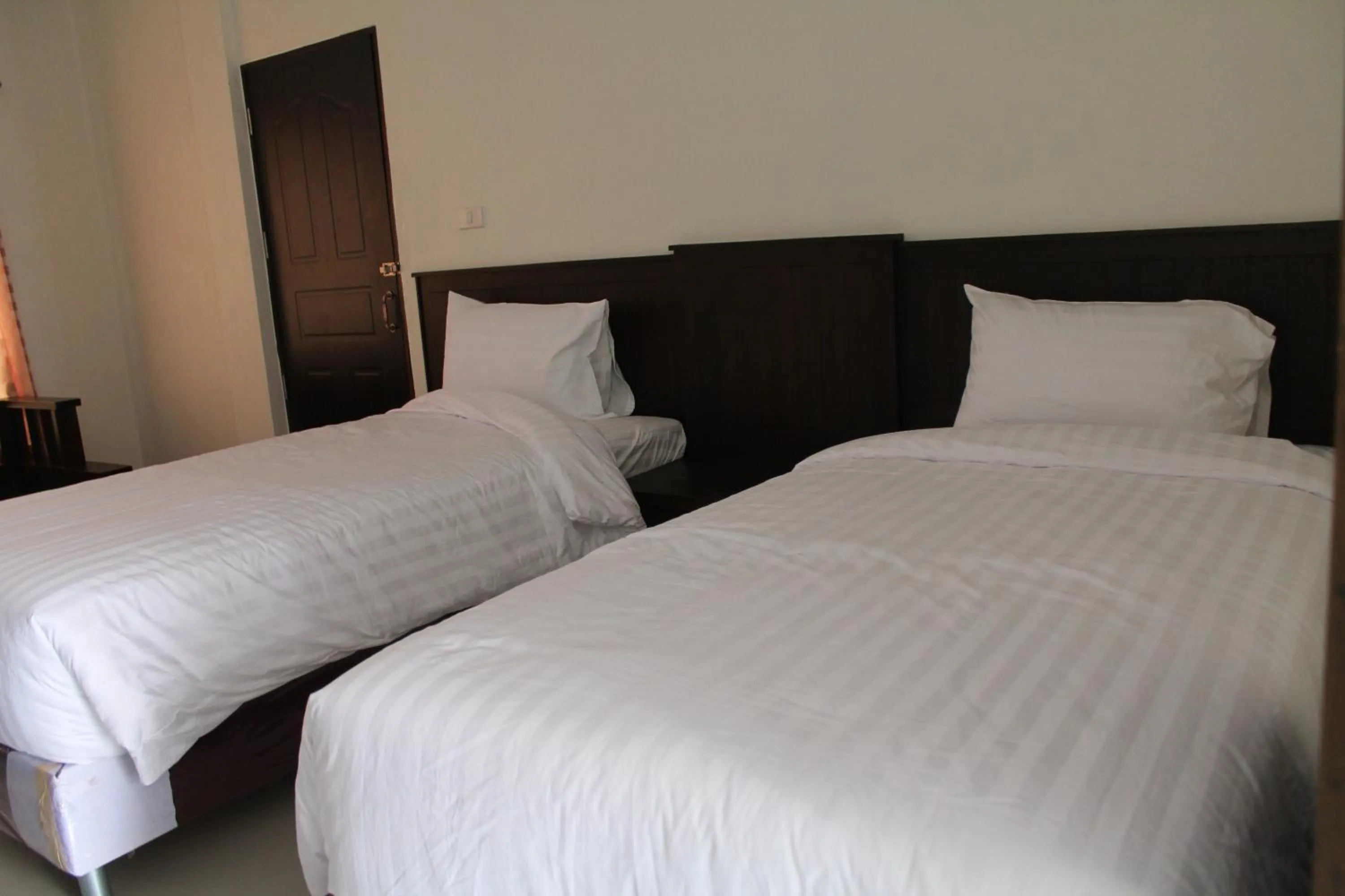 Photo of the whole room, Bed in Huen Chan Thip