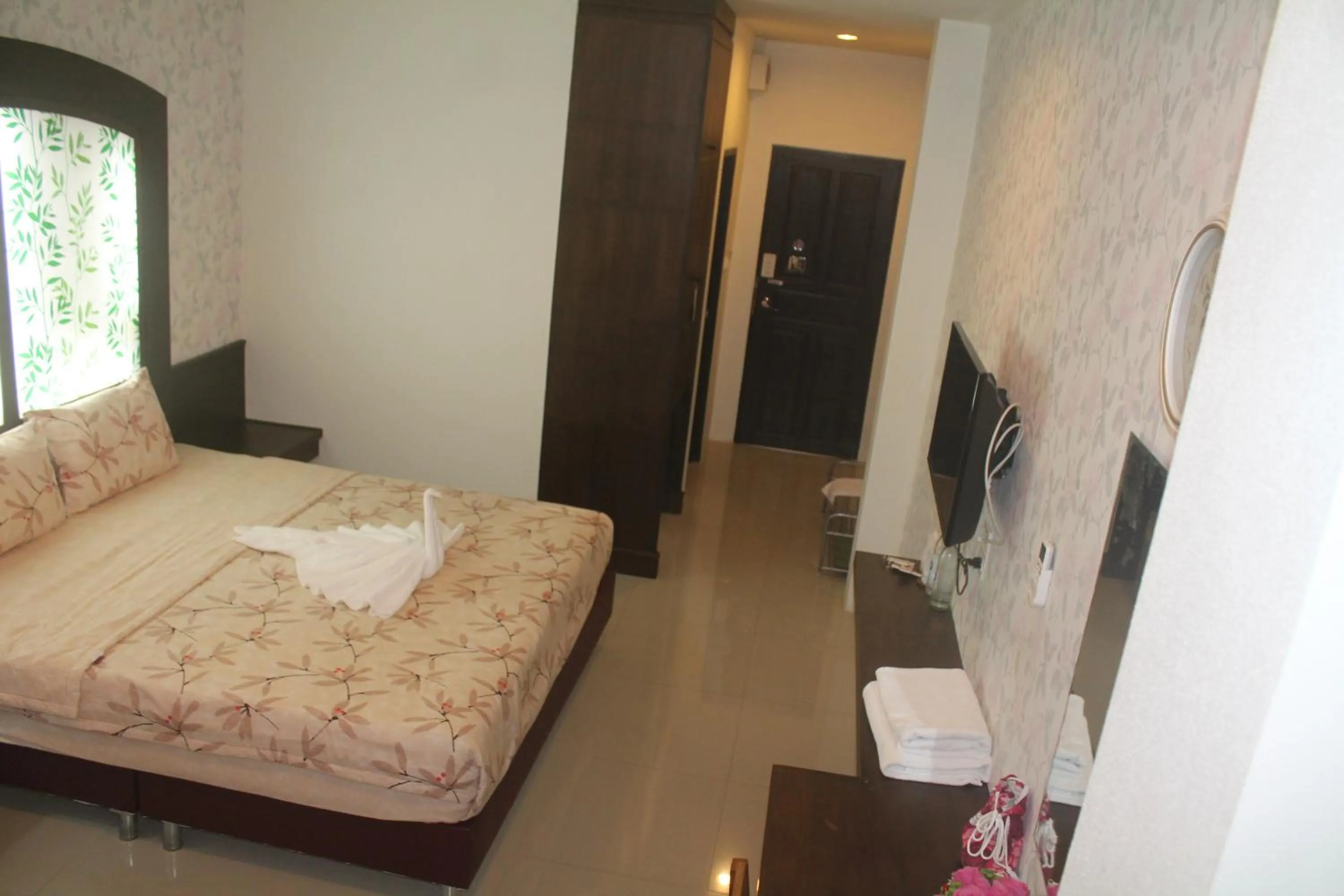 Photo of the whole room, Bed in Huen Chan Thip