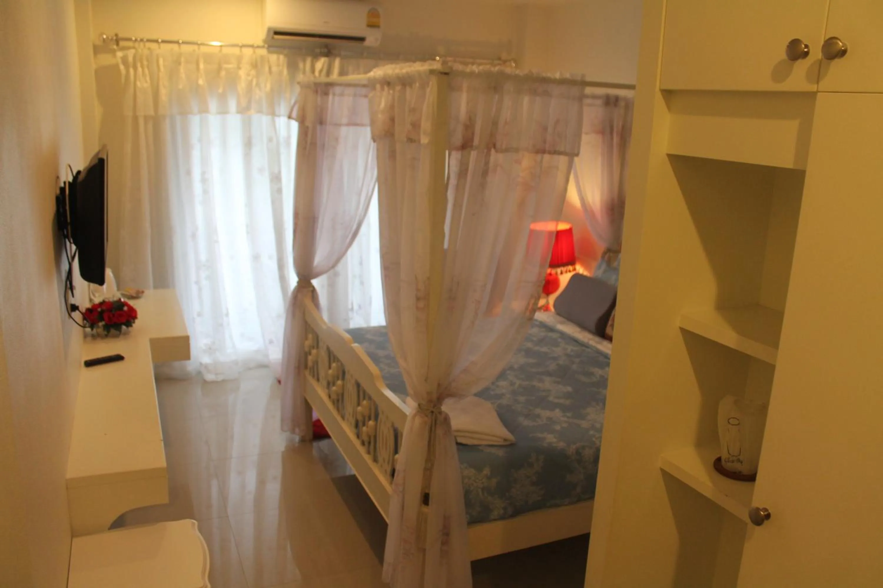 Decorative detail, Bed in Huen Chan Thip