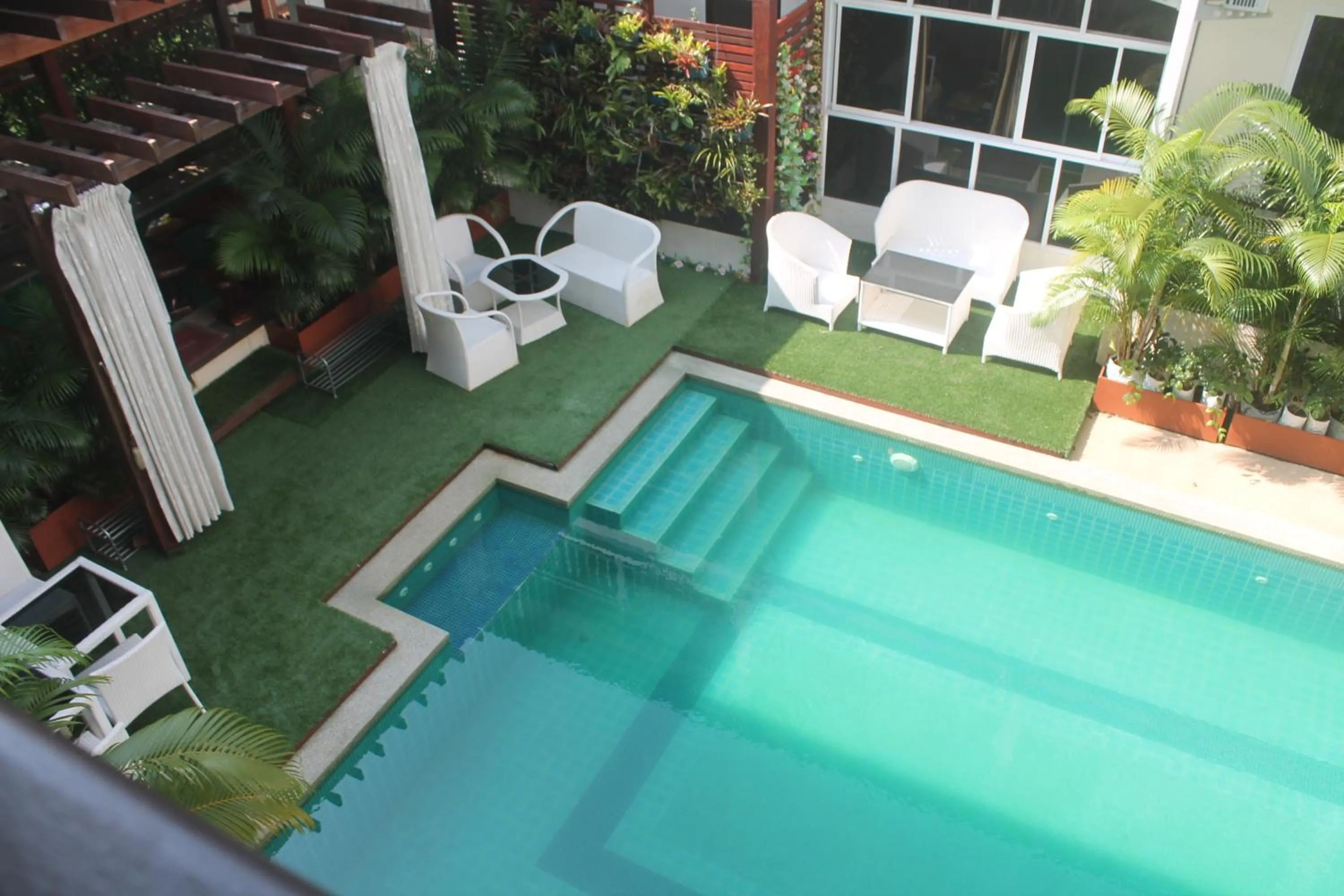 Swimming pool in Huen Chan Thip