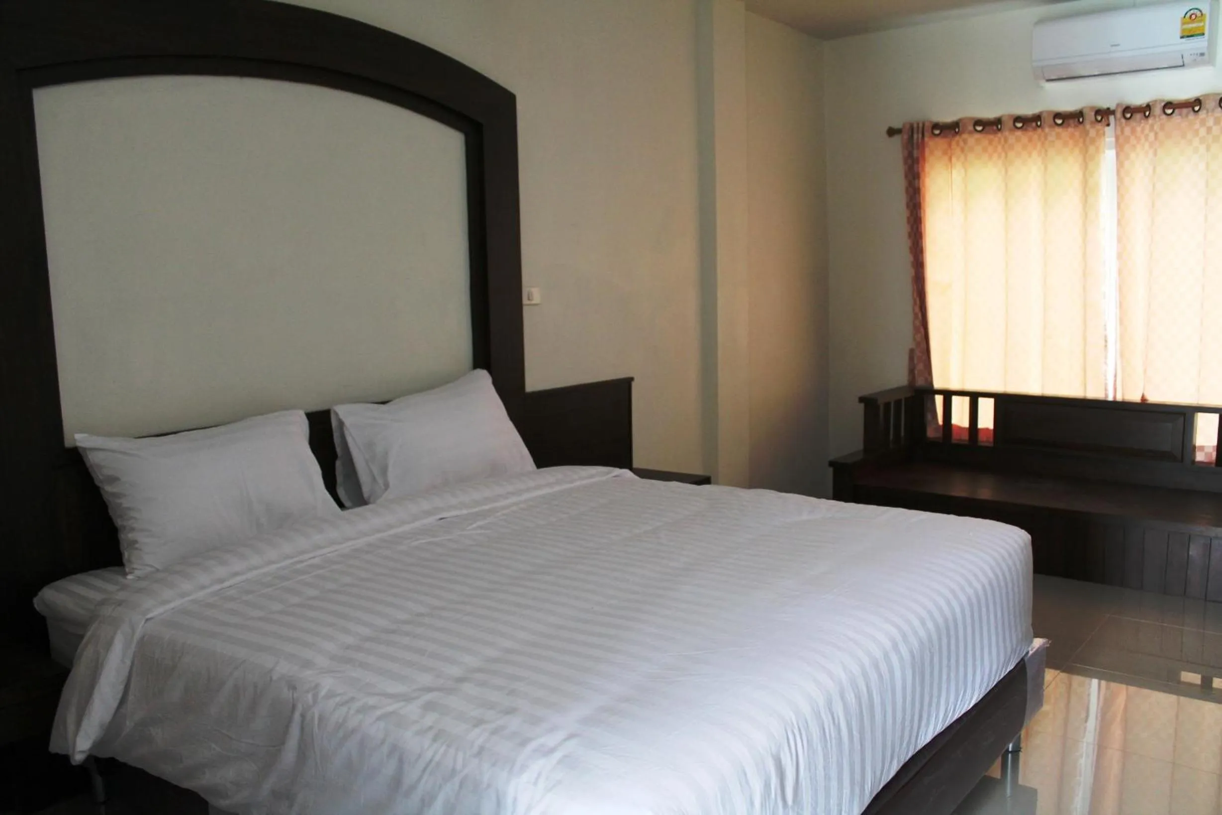 Photo of the whole room, Bed in Huen Chan Thip