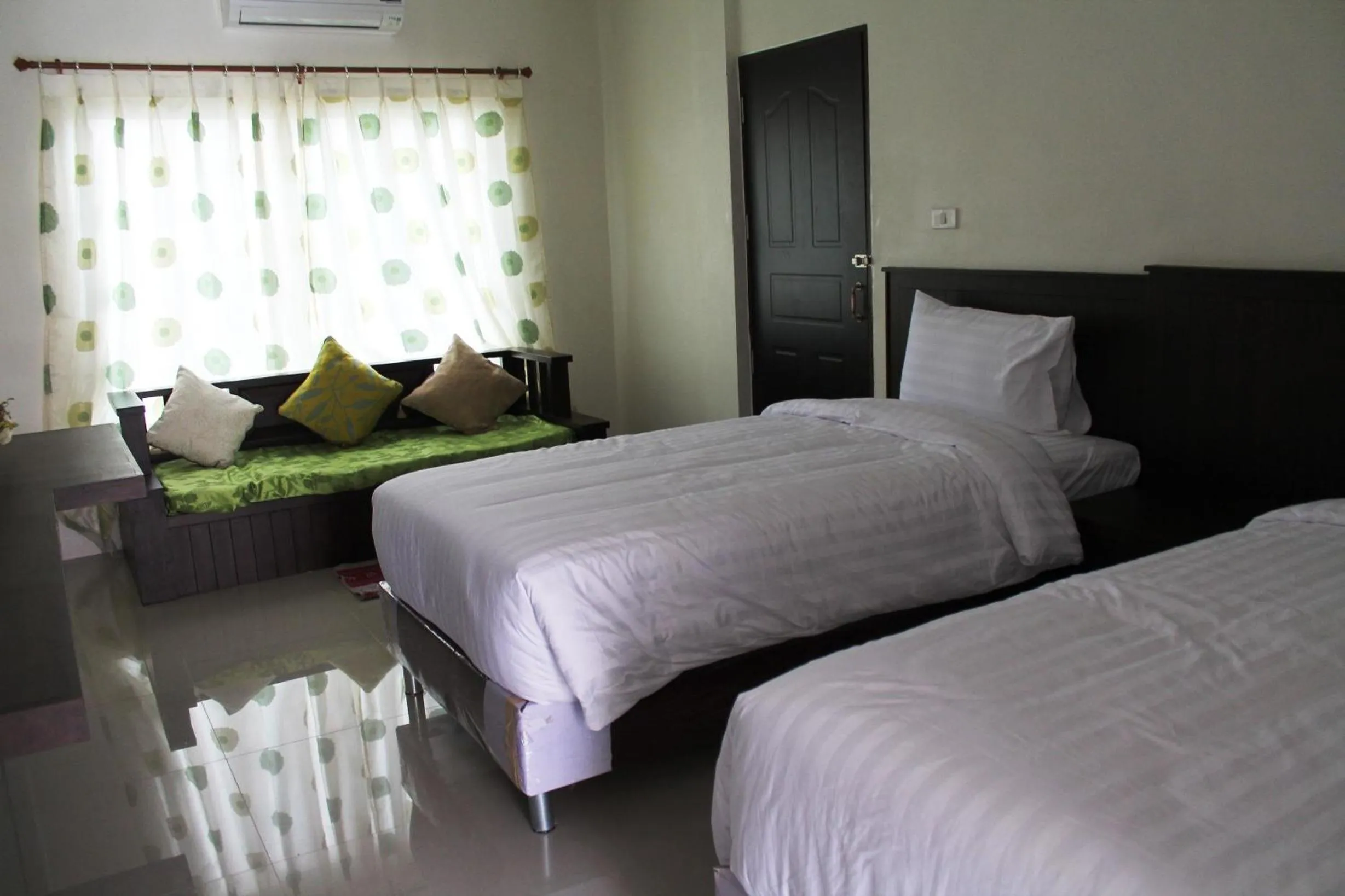 Photo of the whole room, Bed in Huen Chan Thip