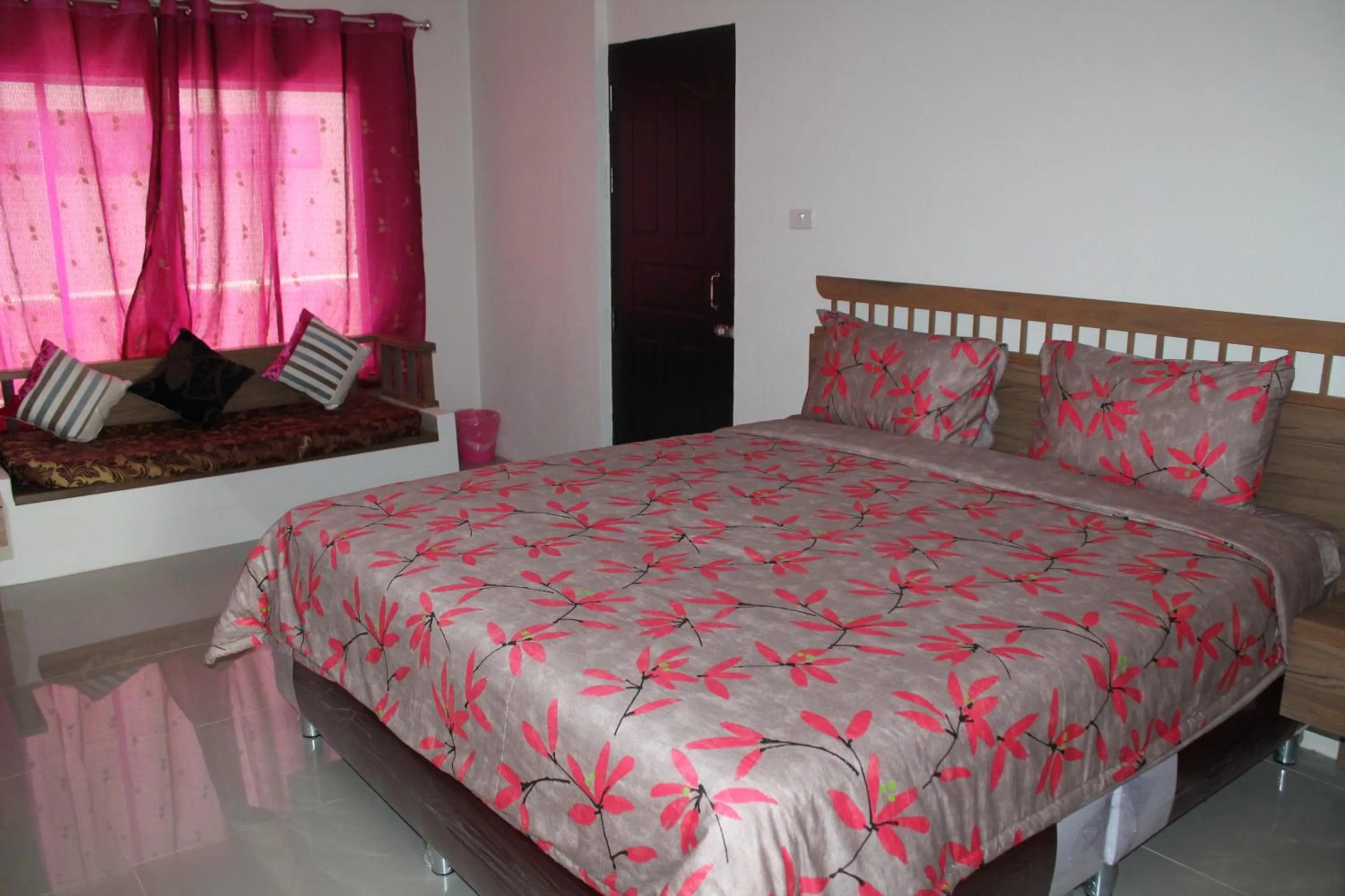 Photo of the whole room, Bed in Huen Chan Thip