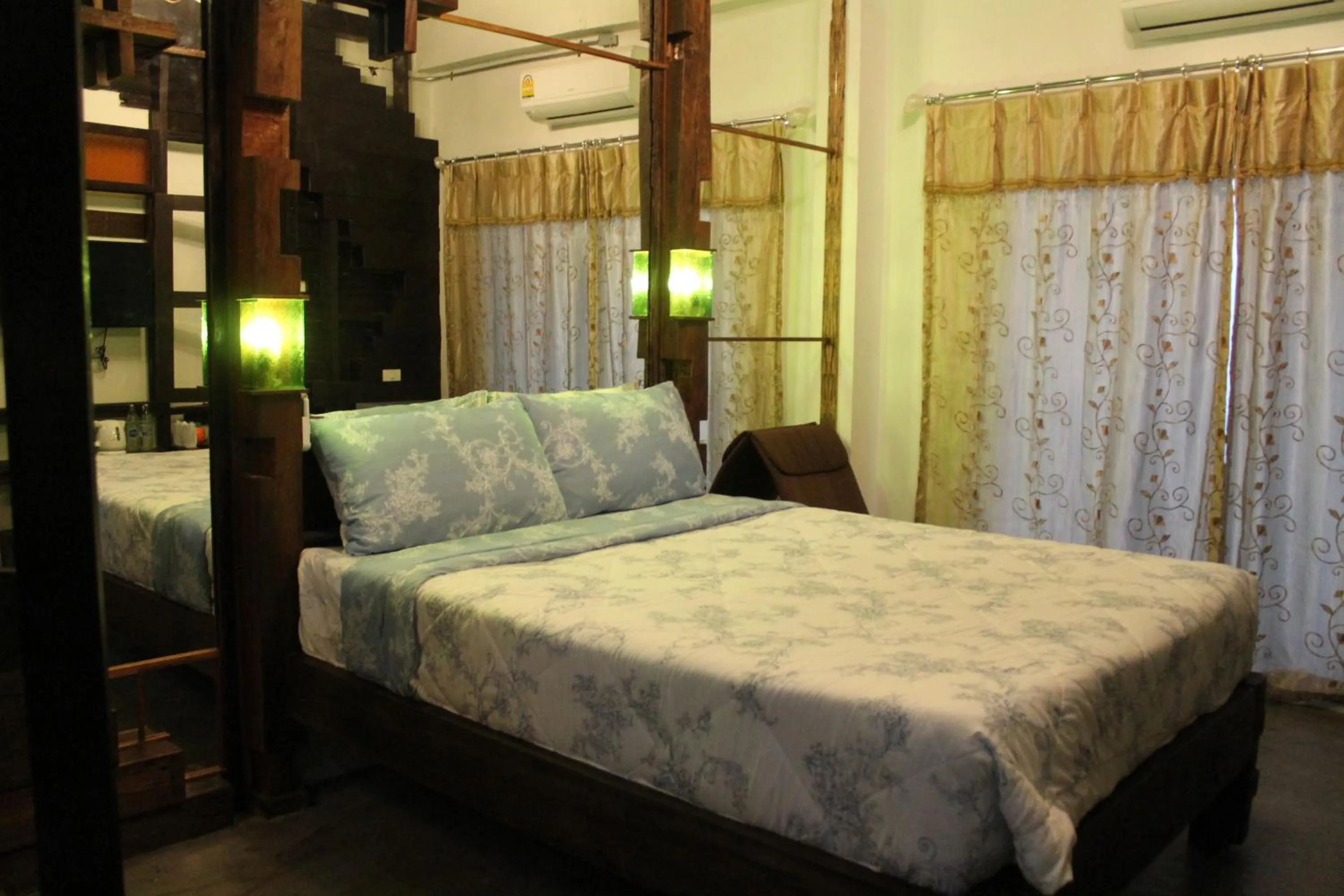 Decorative detail, Bed in Huen Chan Thip