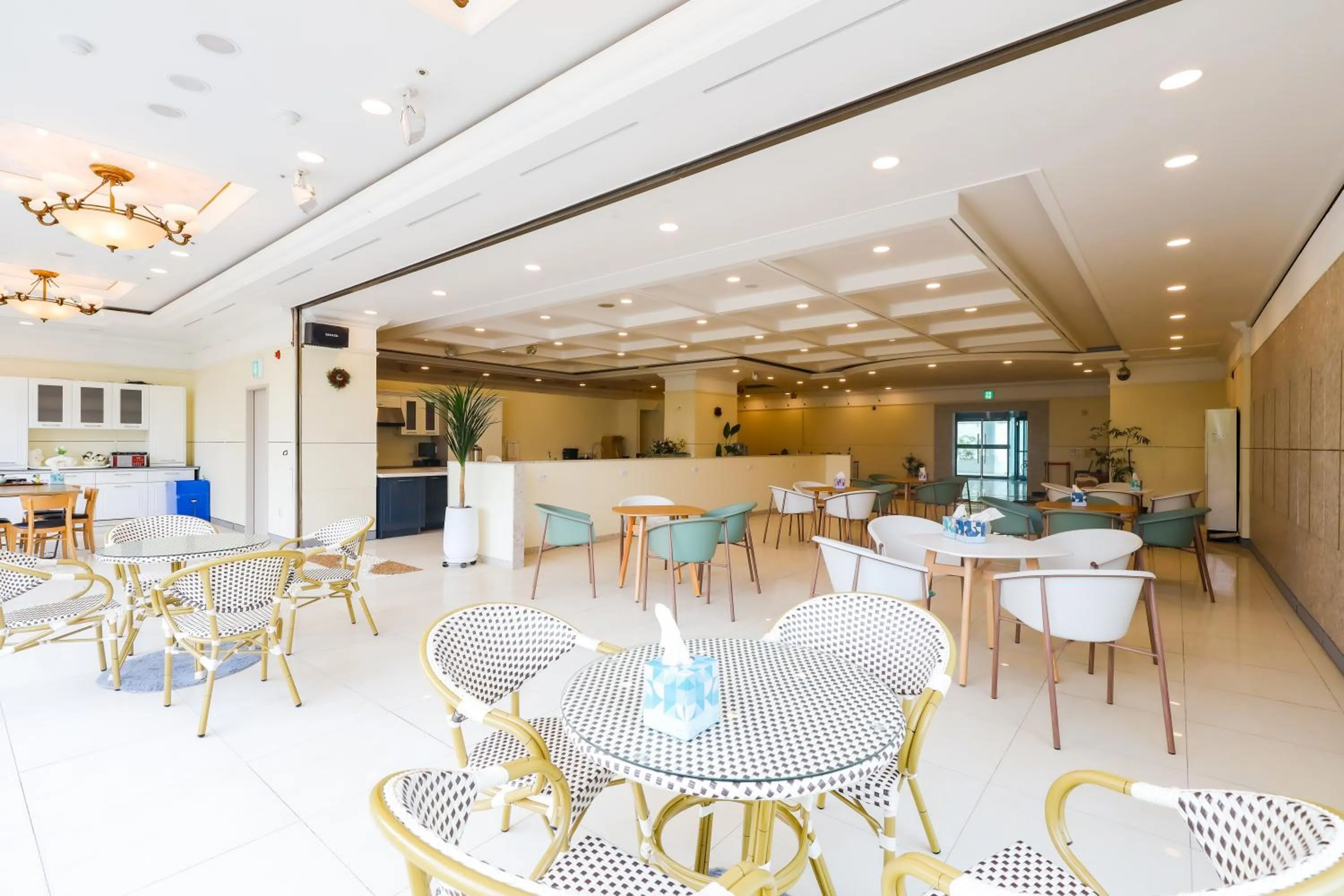 Restaurant/places to eat in Hotel KABO