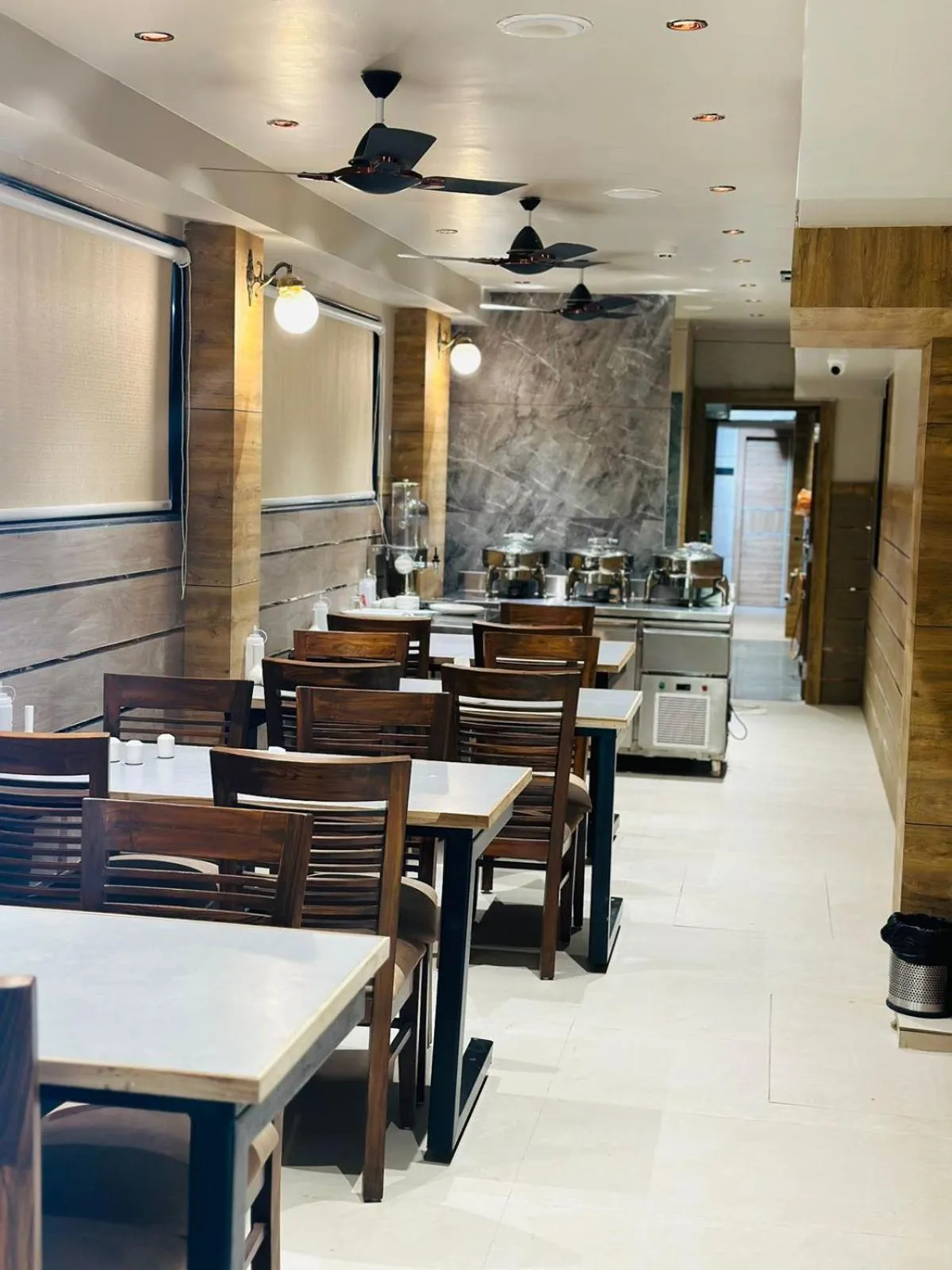 Restaurant/places to eat in HOTEL AMBER PARAMOUNT