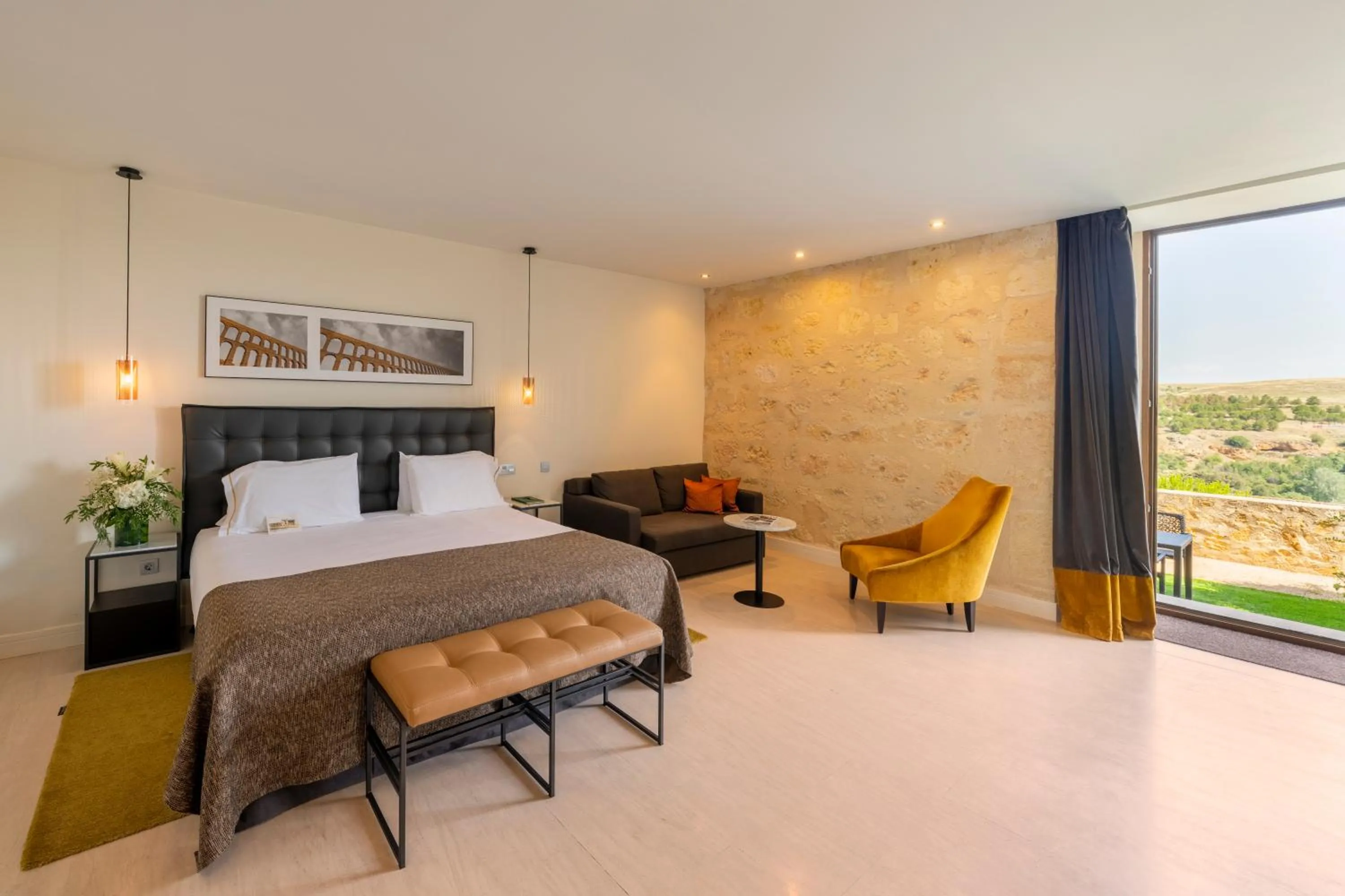 Photo of the whole room, Bed in Áurea Convento Capuchinos by Eurostars Hotel Company