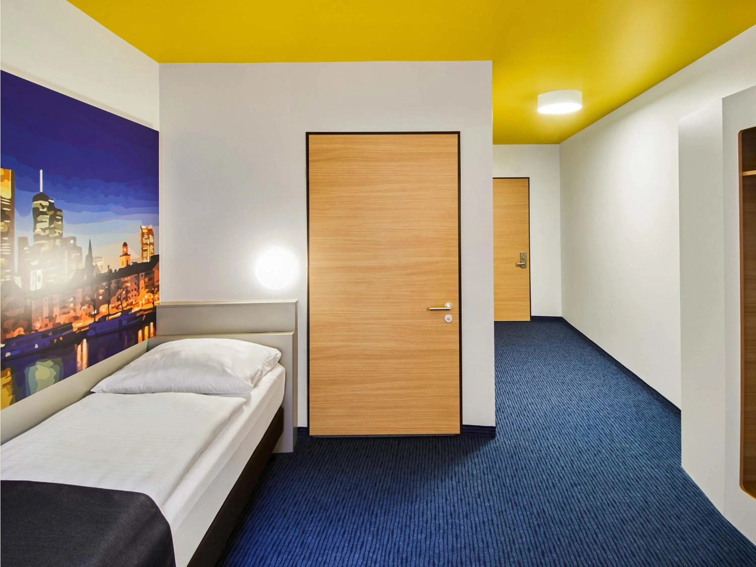 Photo of the whole room, Bed in B&B HOTEL Frankfurt-Hbf