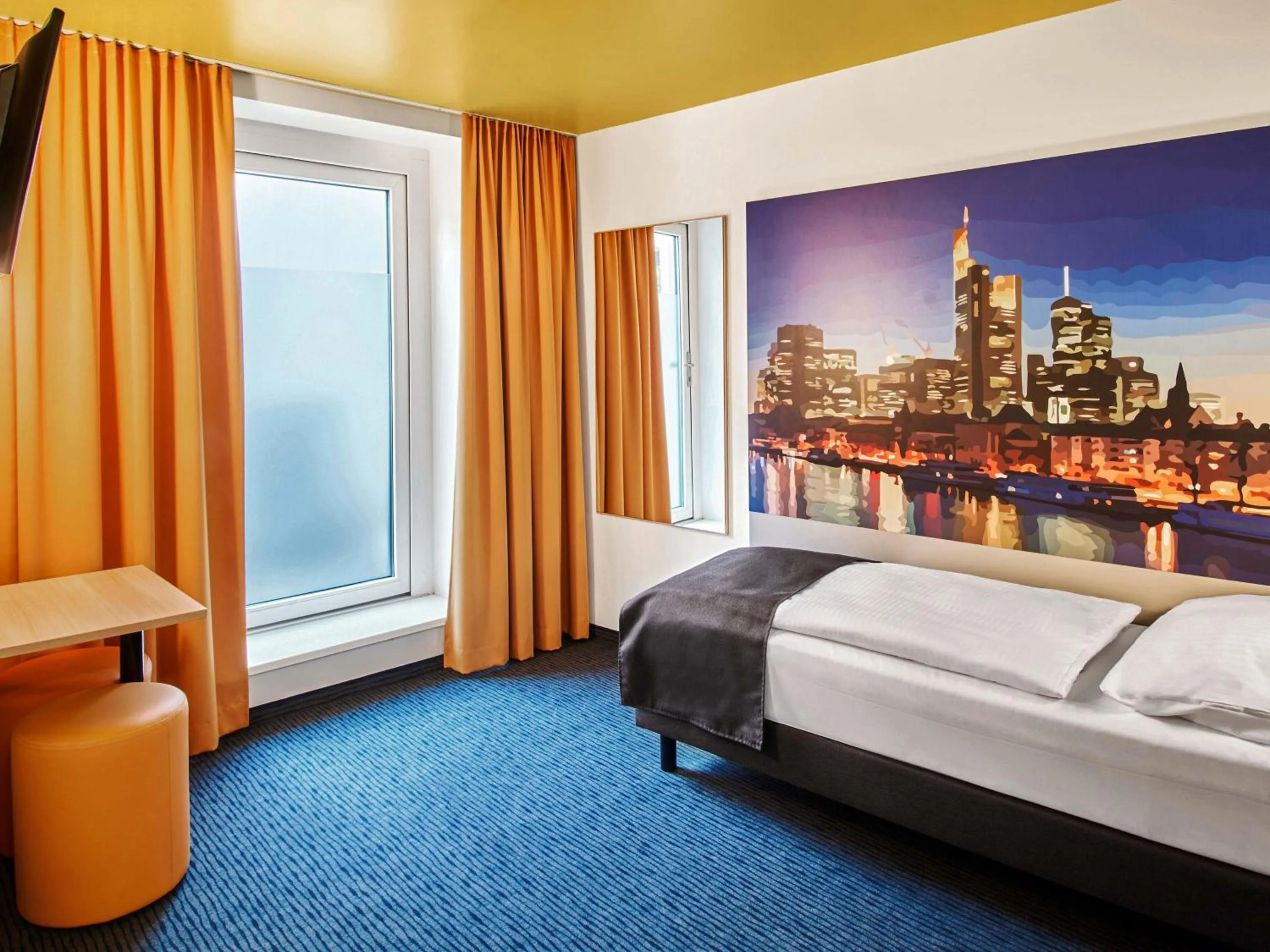 Photo of the whole room, Bed in B&B HOTEL Frankfurt-Hbf