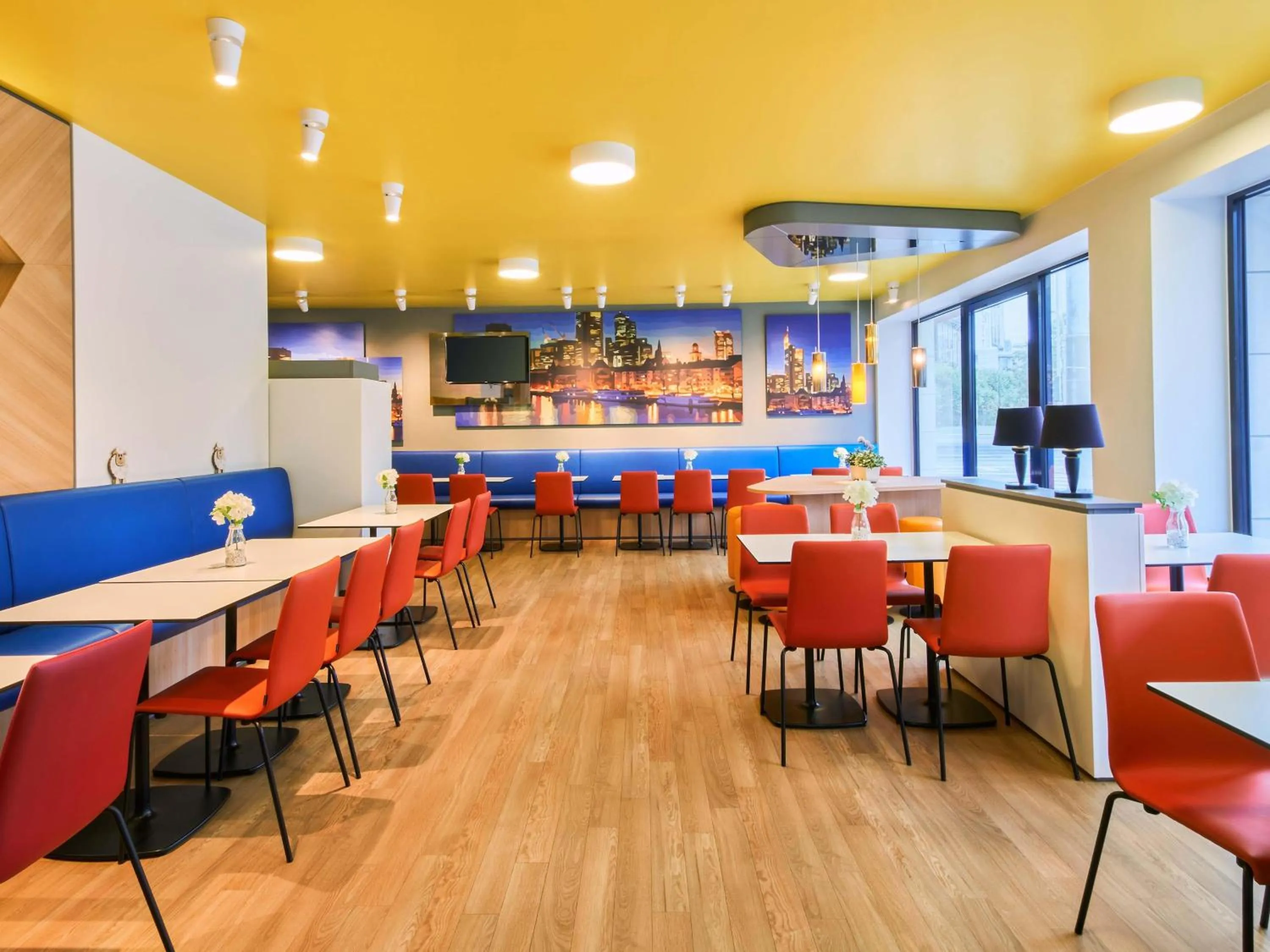 Lounge or bar in B&B HOTEL Frankfurt-Hbf