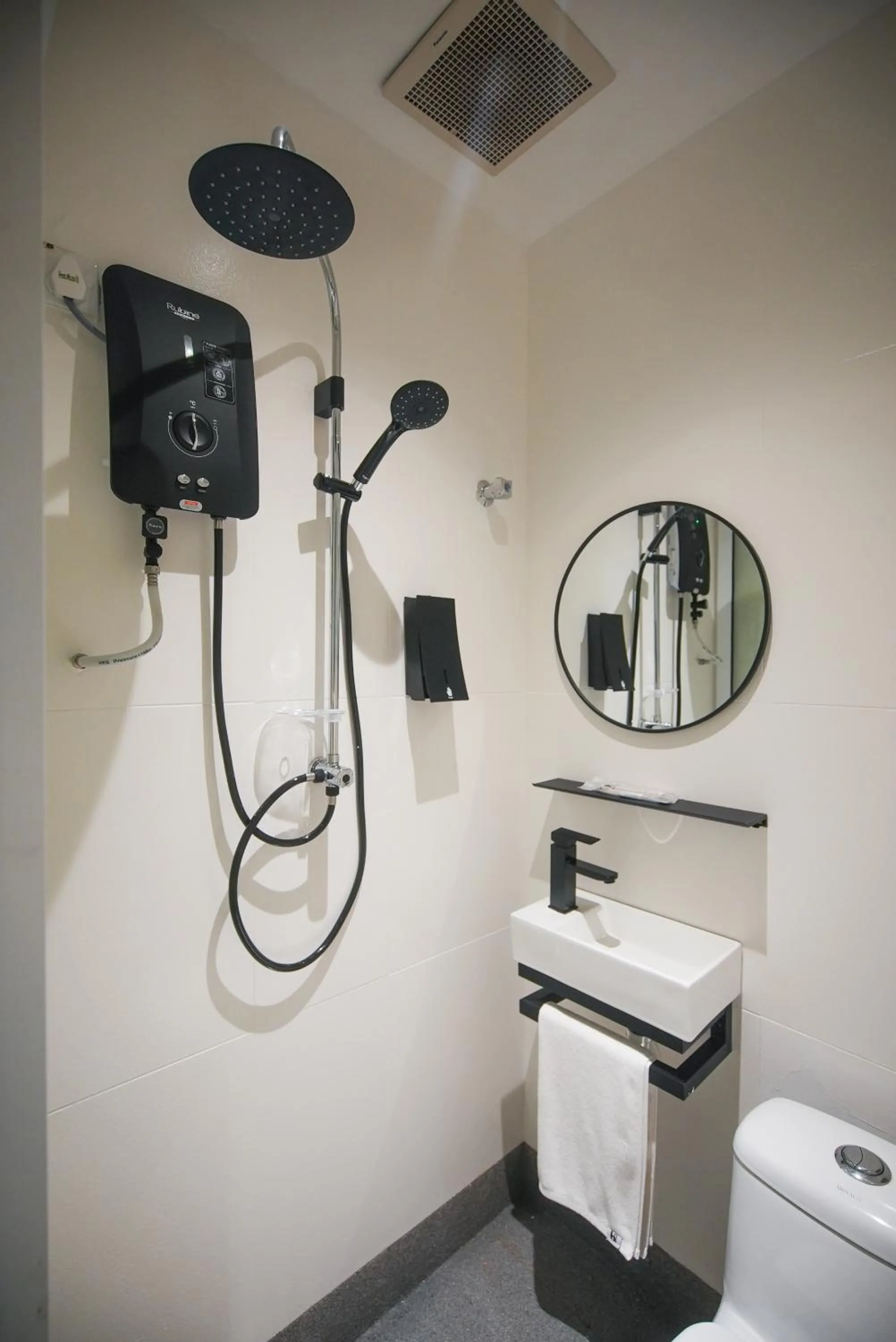 Toilet in Double H Boutique Hotel