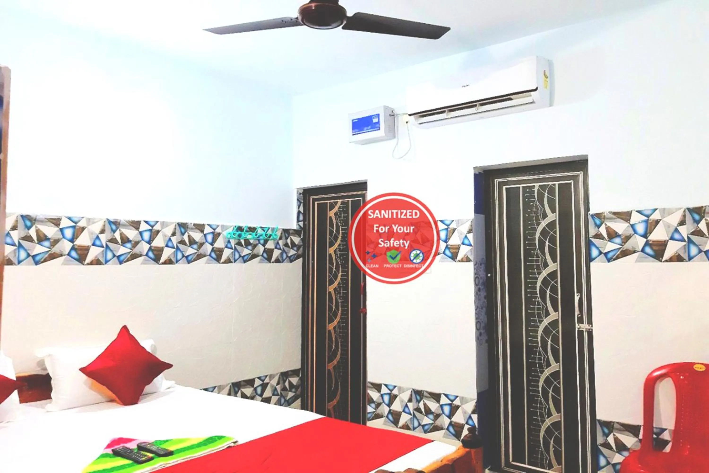 Bed in Goroomgo Pranab Sadan Puri