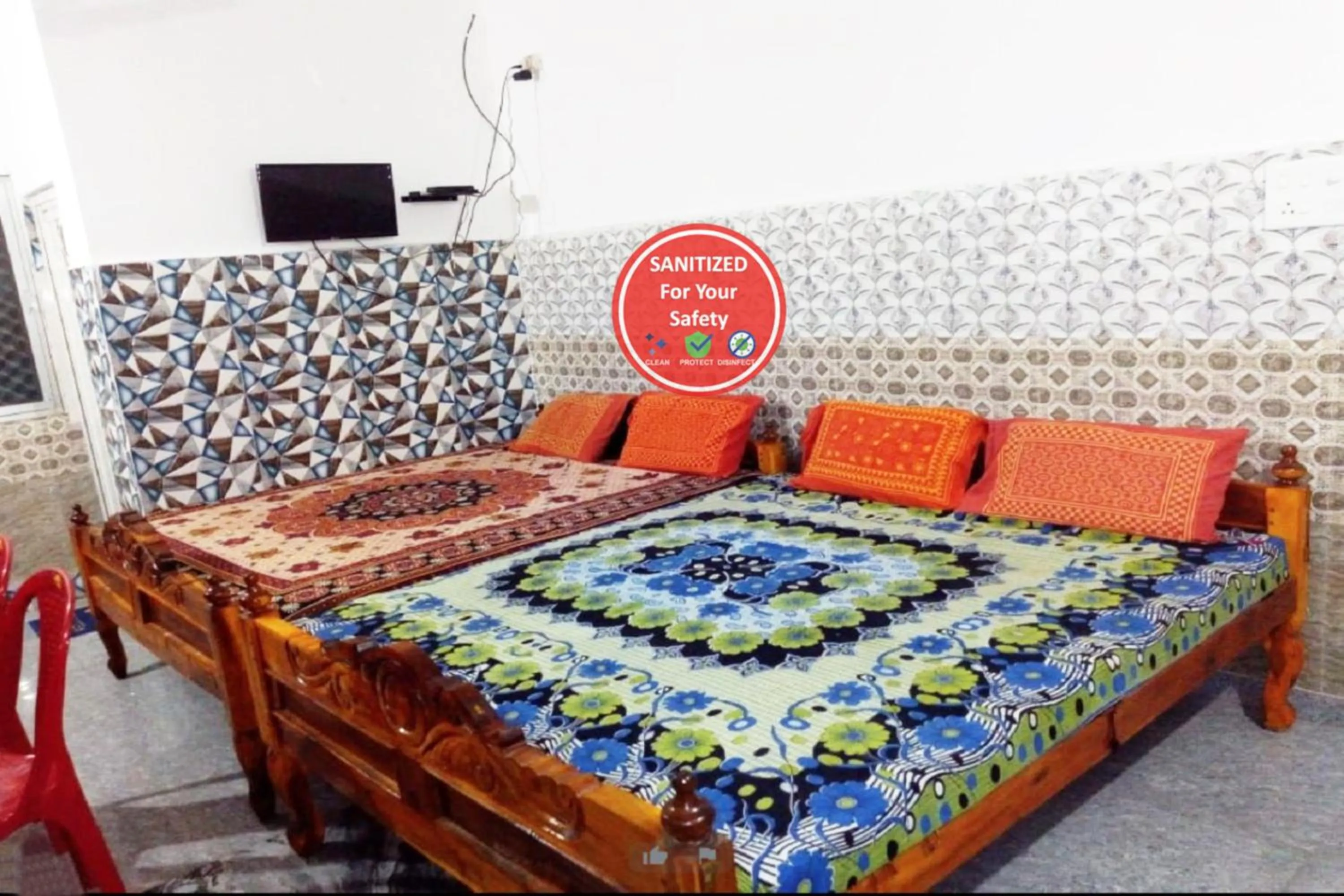 Bed in Goroomgo Pranab Sadan Puri