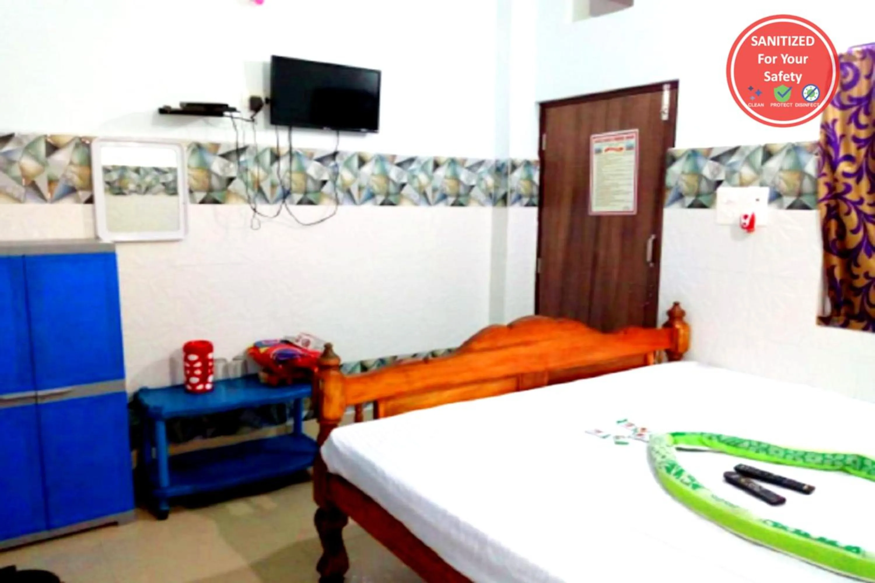 Bed in Goroomgo Pranab Sadan Puri