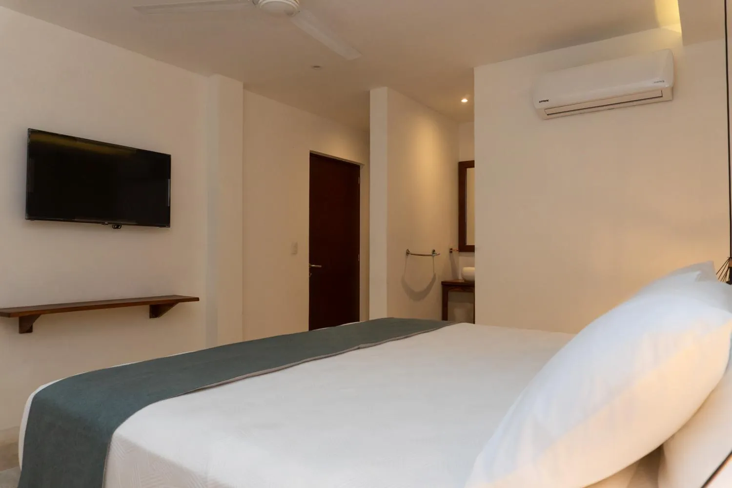 Communal lounge/ TV room, Bed in Kanté Hotel - Downtown Tulum