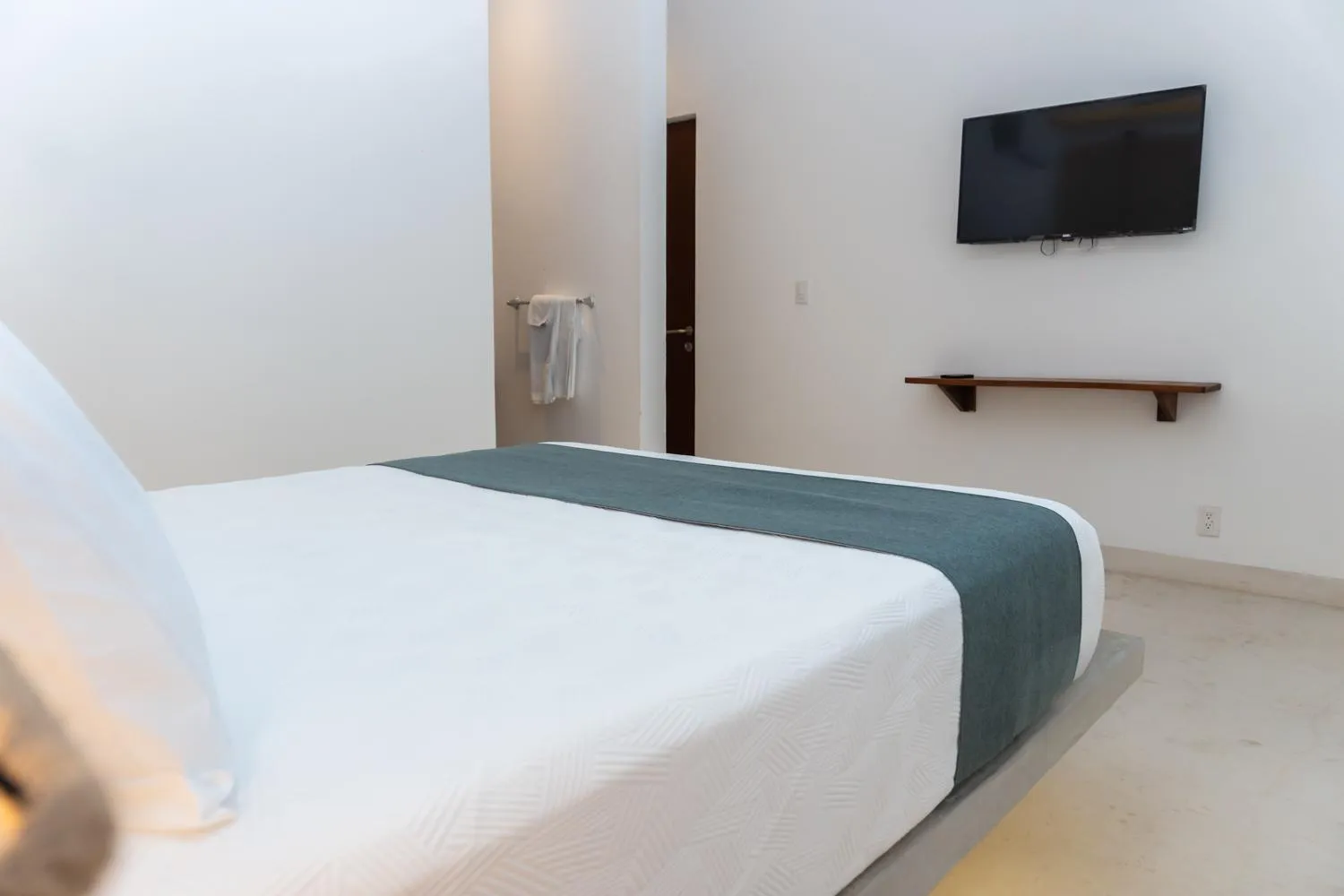 Communal lounge/ TV room, Bed in Kanté Hotel - Downtown Tulum