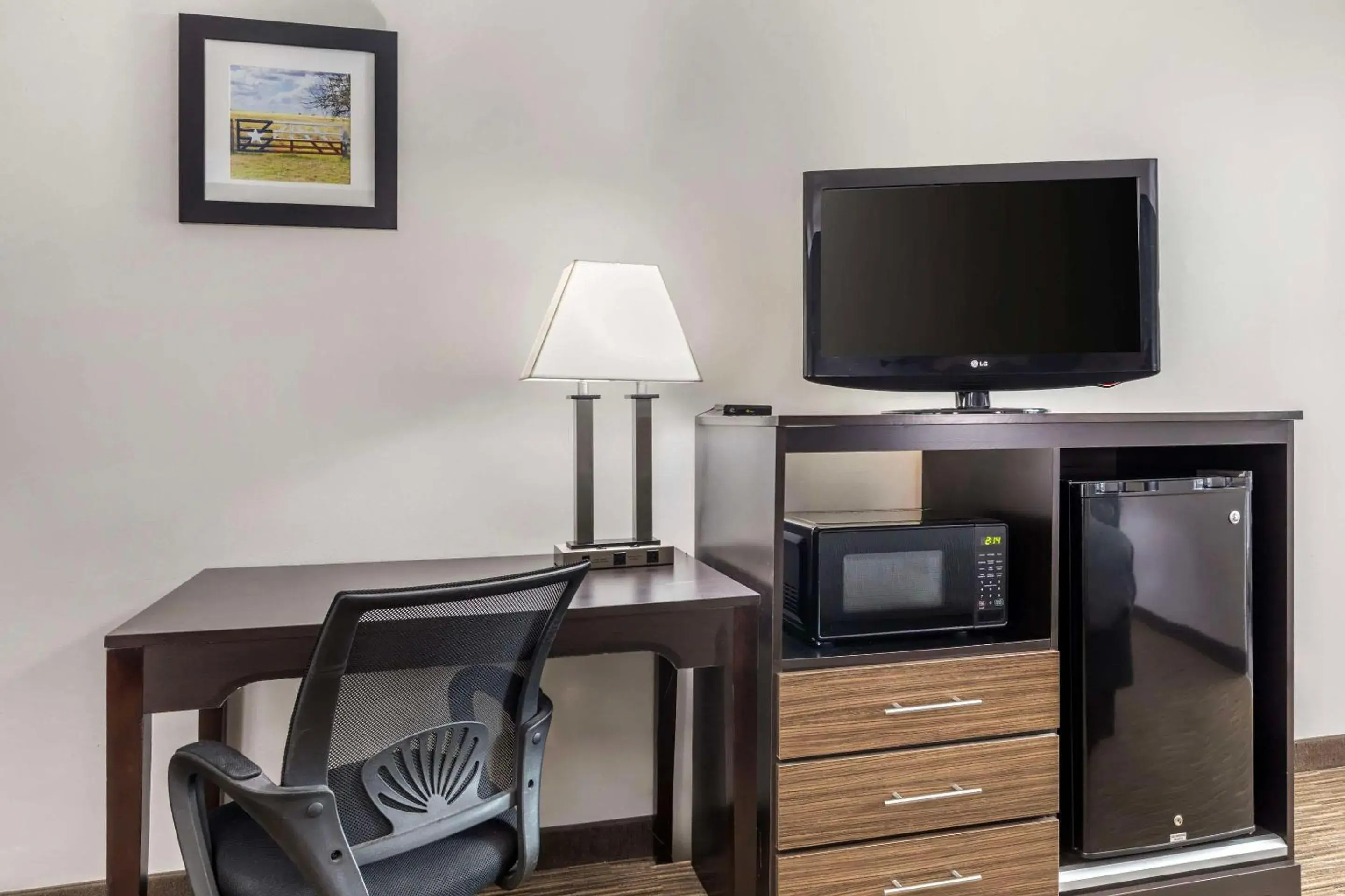 Efficiency with 2 Queen Beds - Non Smoking in Suburban Studios Gainesville Efficiency with 2 Queen Beds - Non Smoking in Suburban Studios Gainesville