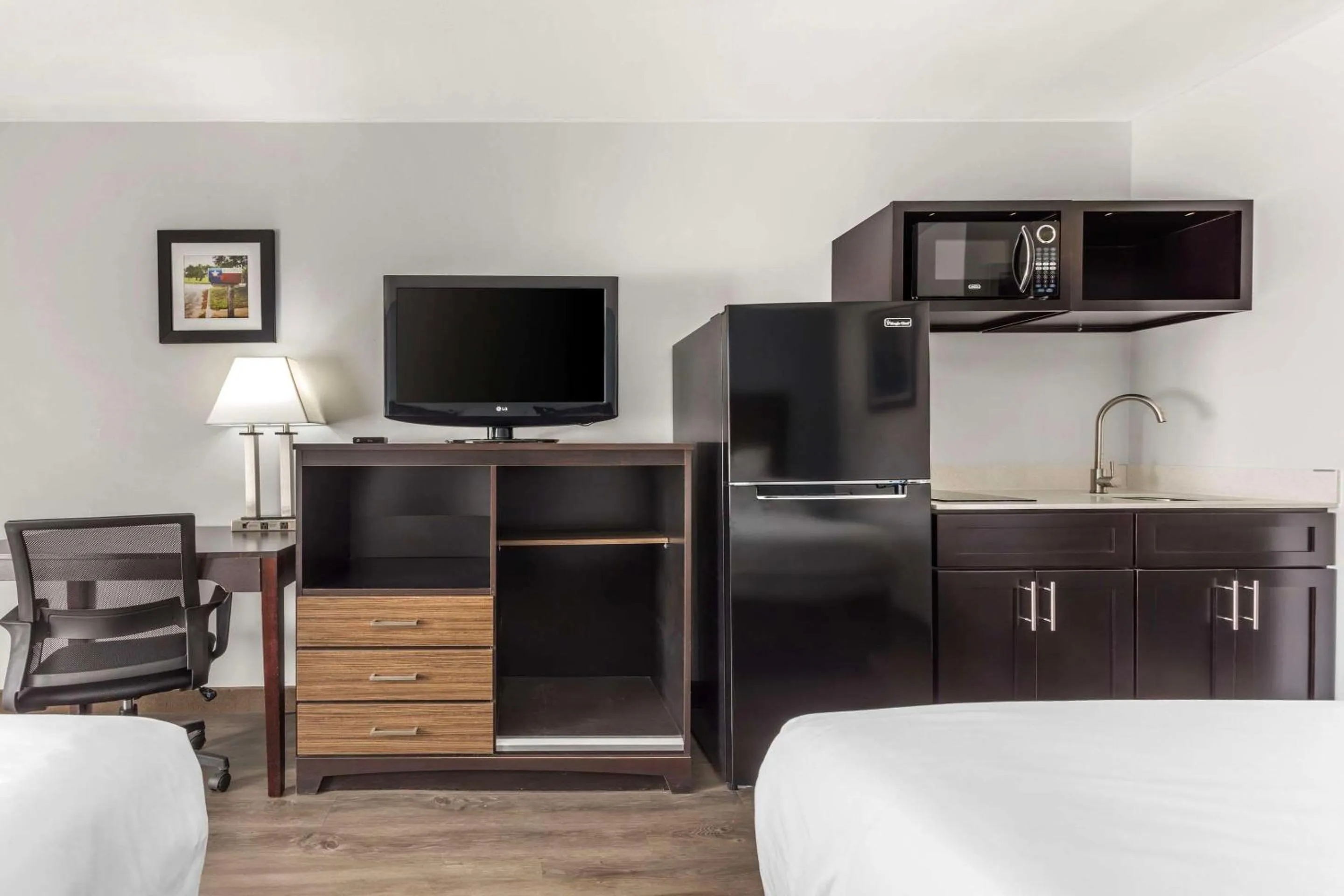 Bedroom, Bed in Suburban Studios Gainesville