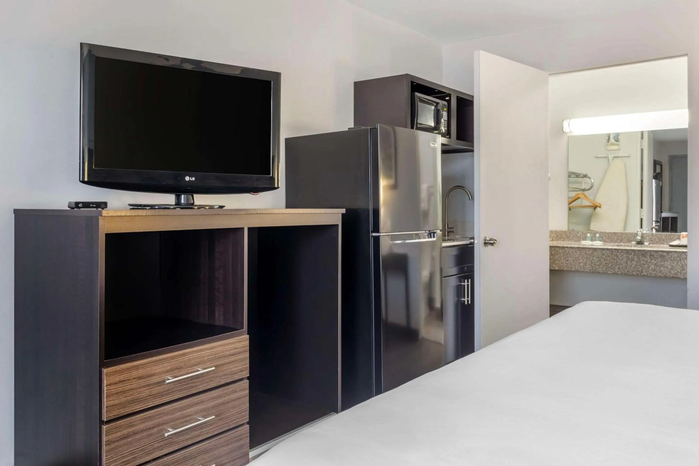 Bedroom, Bed in Suburban Studios Gainesville