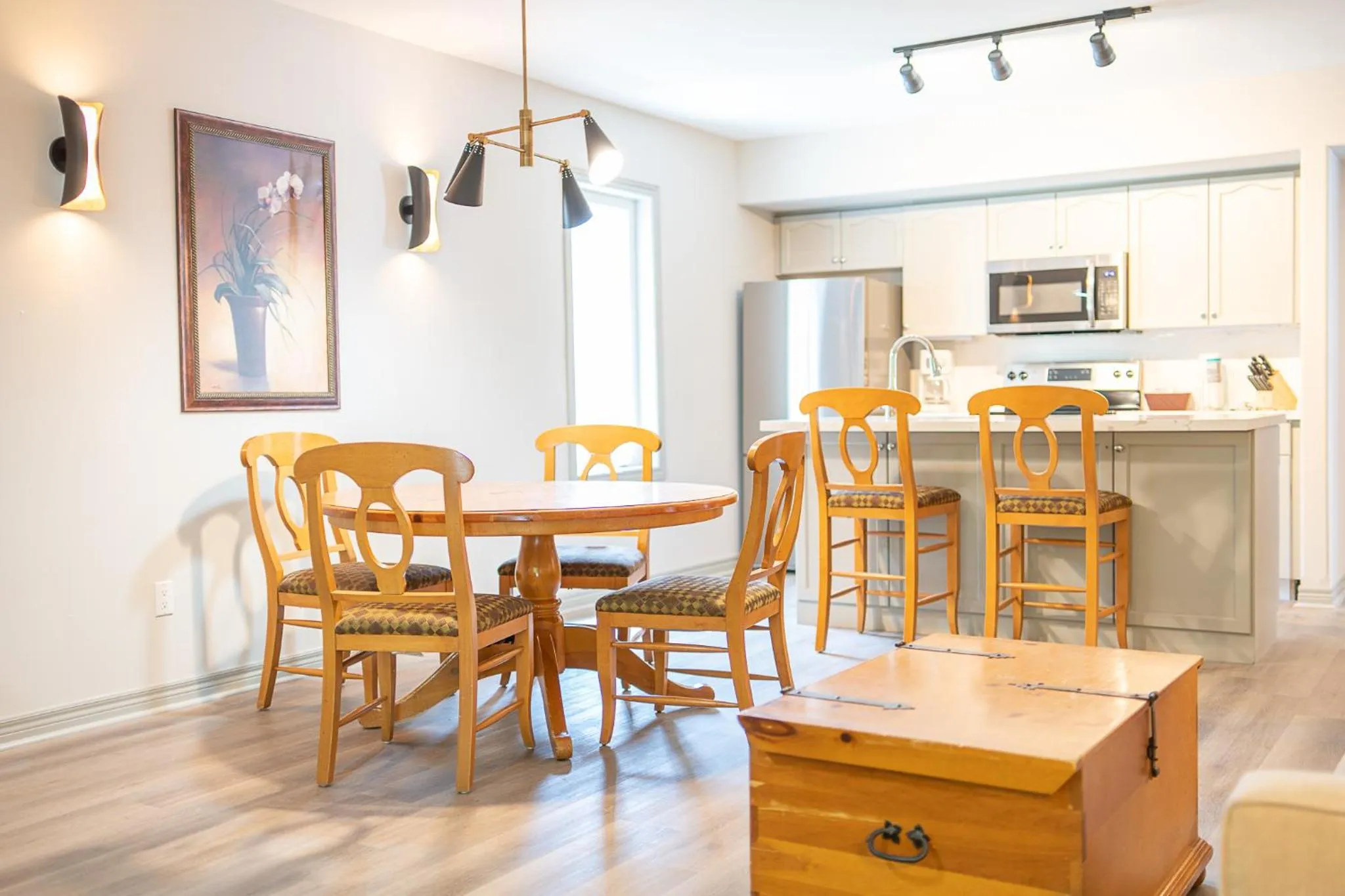 Kitchen or kitchenette in Horseshoe Valley Suites - The Evergreen